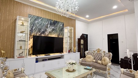 RUMAH SIAP HUNI FULL FURNIHED TINGGAL BAWA KOPER AKSES 2 MOBIL DI GRAHA RAYA, TANGERANG SELATAN