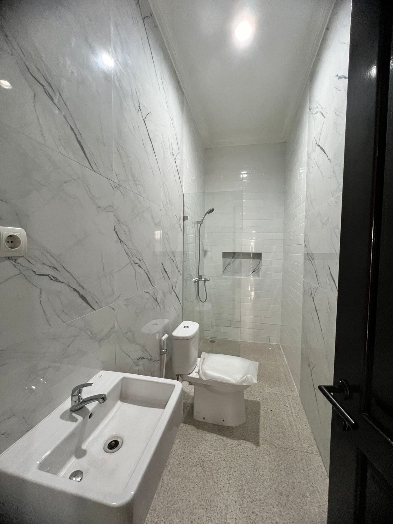 RUMAH BARU MODERN CONTEMPORER DI BSD BARU