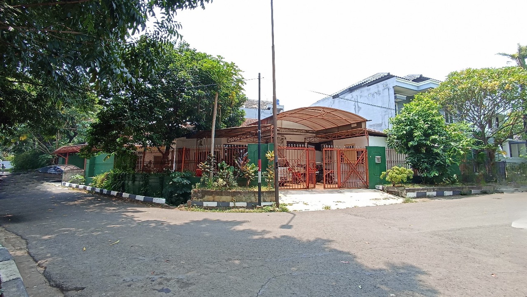 Rumah Kalibata Indah di Hook, Lingkungan Asri Lokasi Strategis