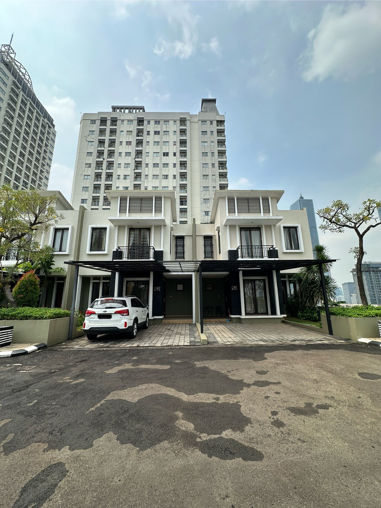 Dijual Rumah Modern Tropis Cosmo Park Residence - Thamrin City - Tanah Abang - Jakpus