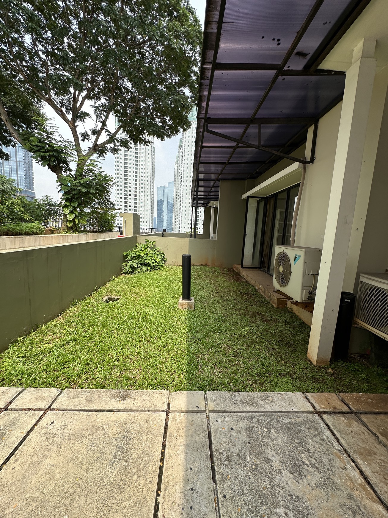 Dijual Rumah Modern Tropis Cosmo Park Residence - Thamrin City - Tanah Abang - Jakpus