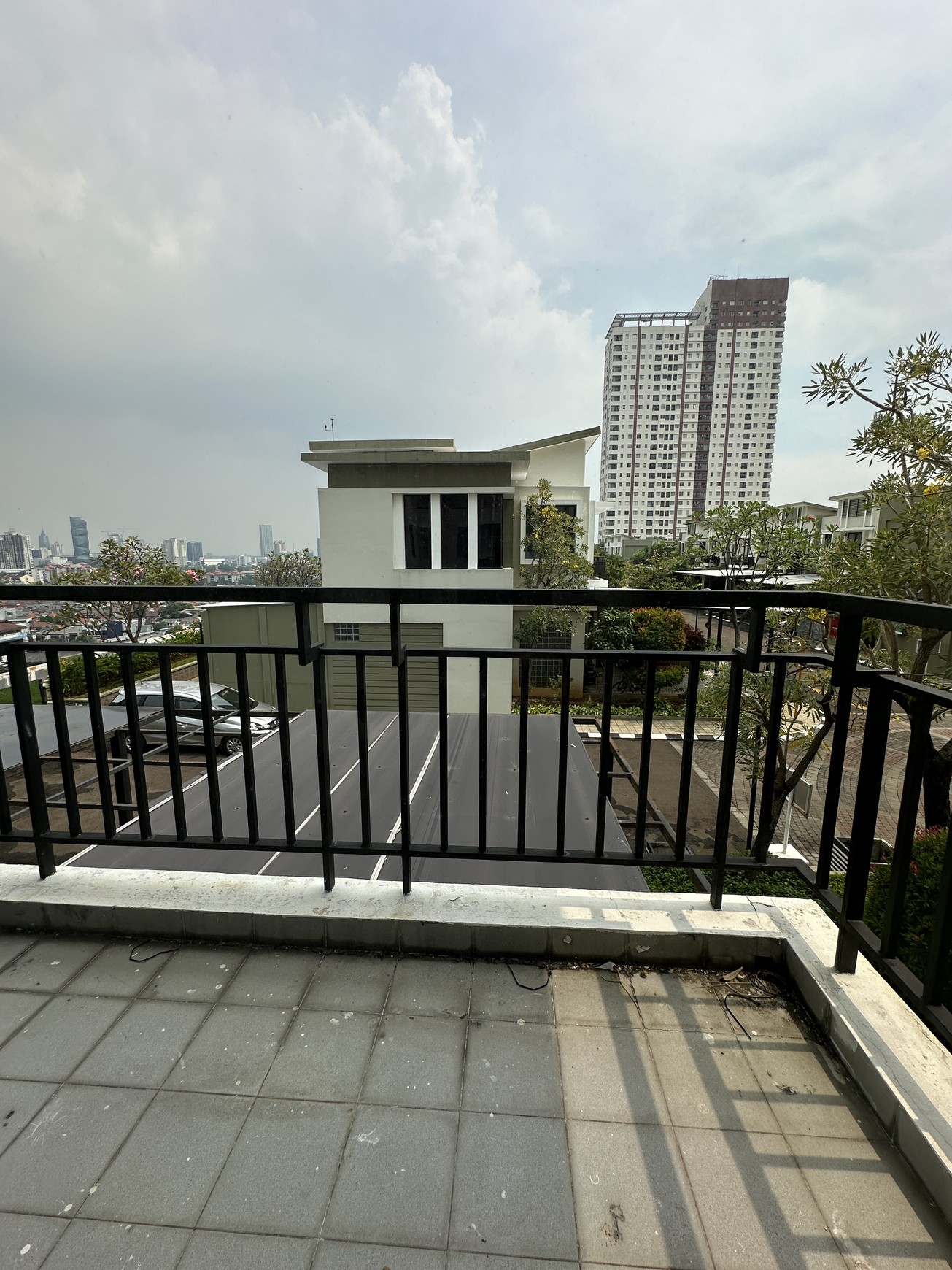 Dijual Rumah Modern Tropis Cosmo Park Residence - Thamrin City - Tanah Abang - Jakpus