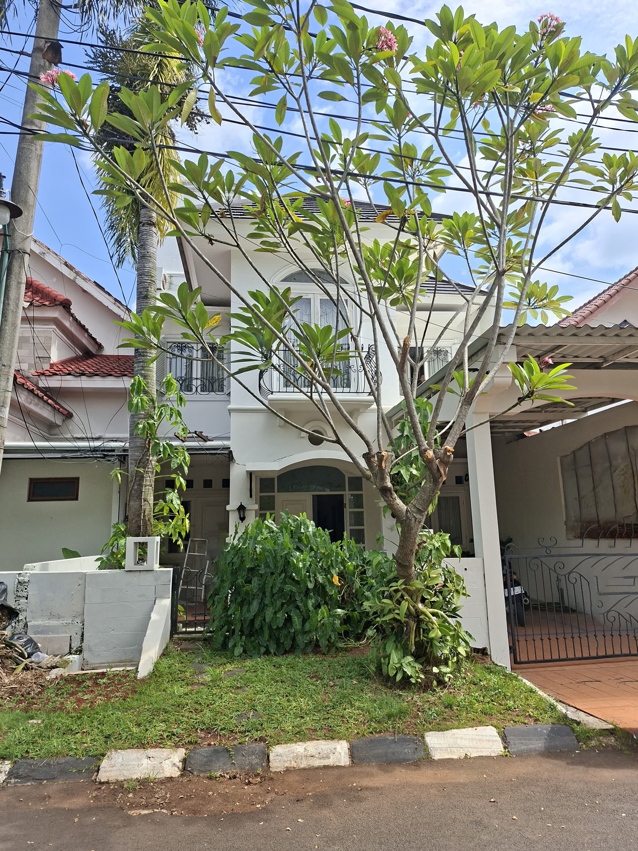 Rumah 2½ Lantai Siap Huni Lokasi Strategis dan Asri @Pondok Aren, Tangerang Selatan