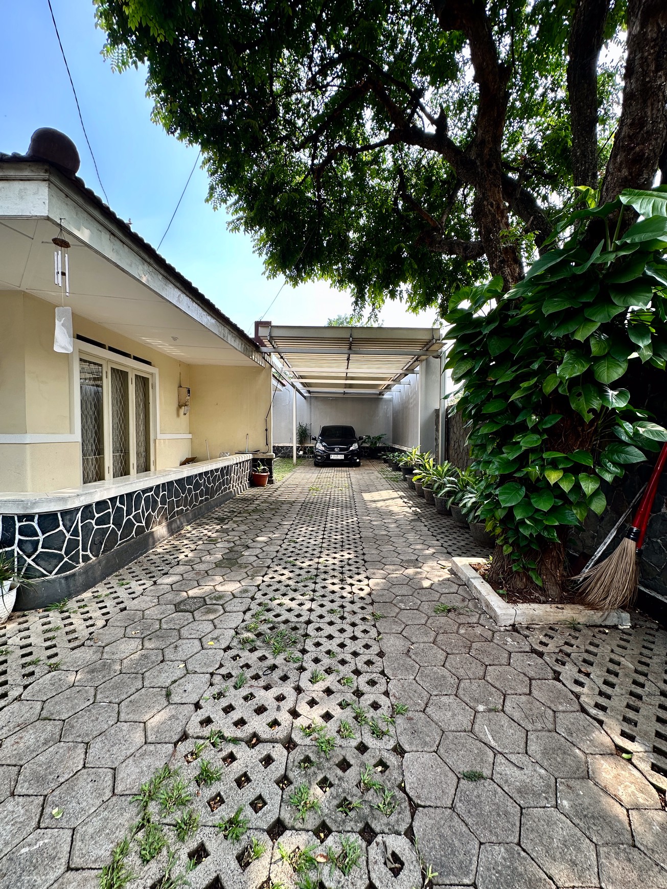 RUMAH ASRI DENGAN HALAMAN LUAS CILANDAK