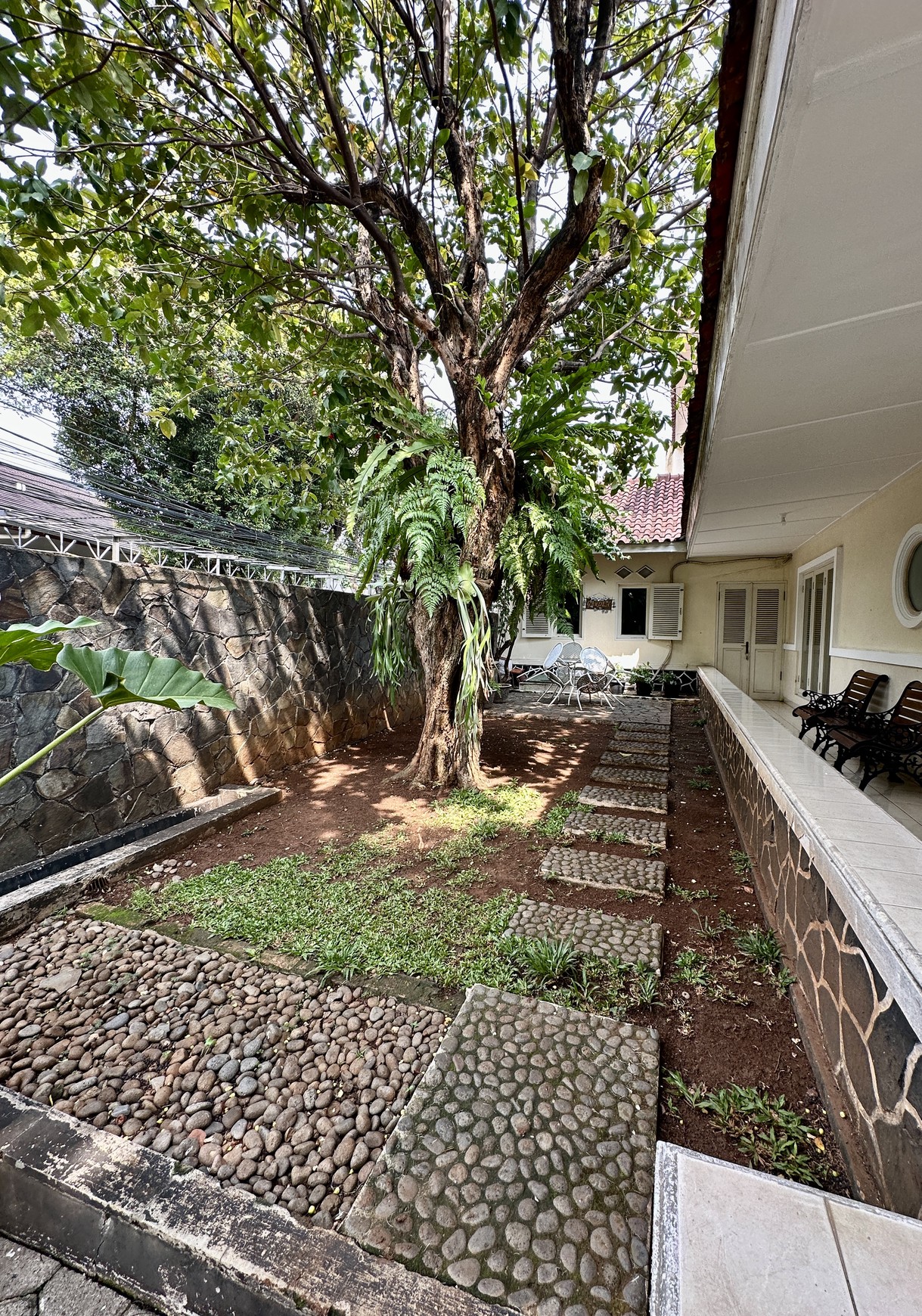 RUMAH ASRI DENGAN HALAMAN LUAS CILANDAK