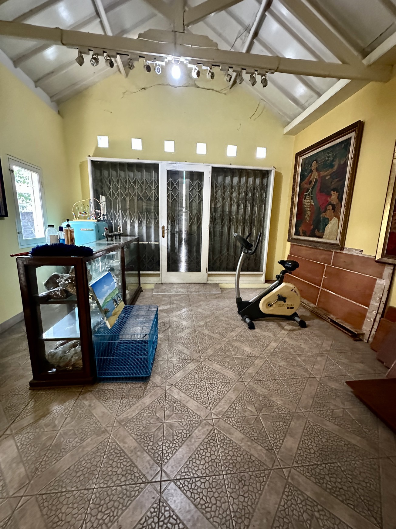 RUMAH ASRI DENGAN HALAMAN LUAS CILANDAK
