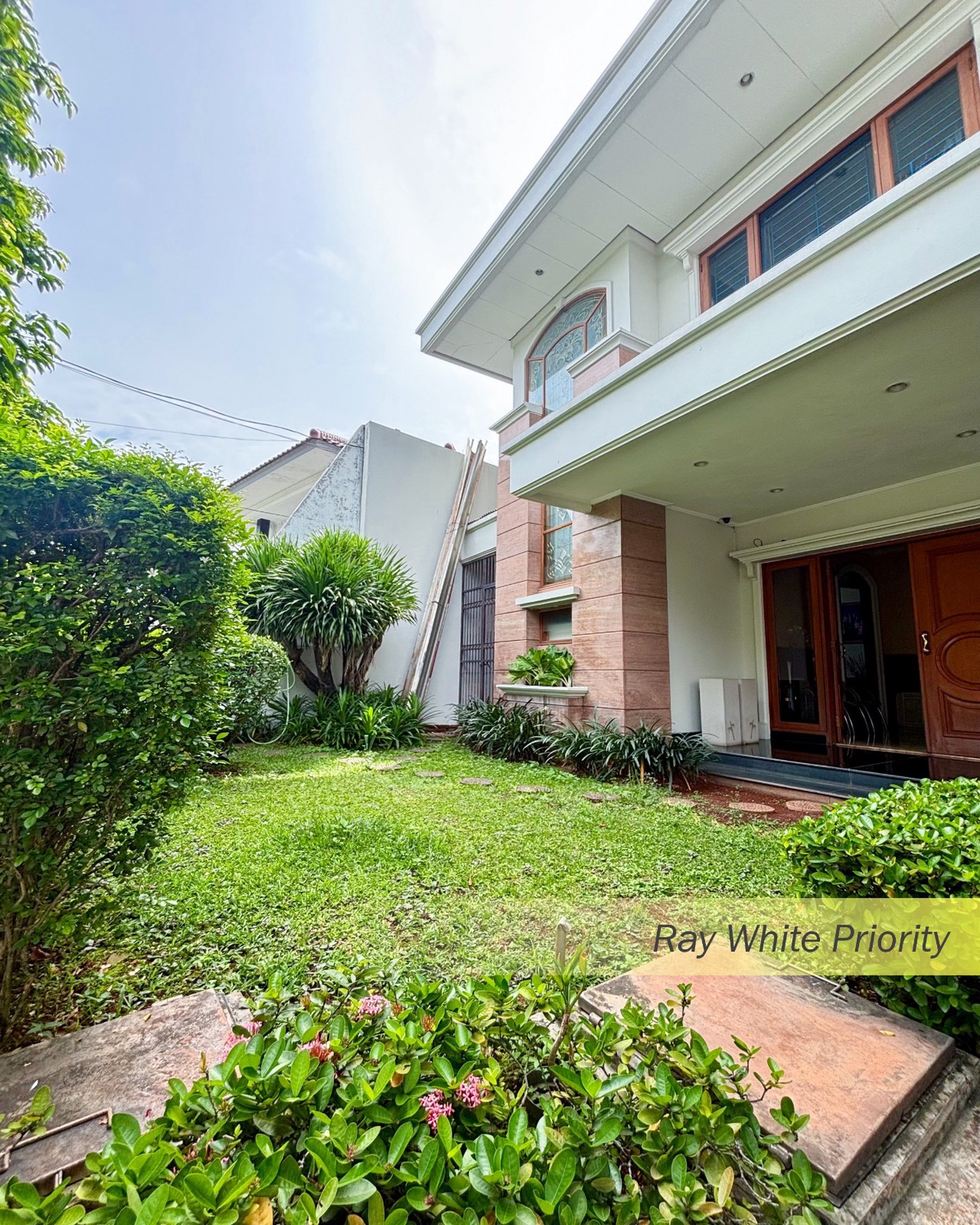 RUMAH MEWAH EXCLUSIVE DALAM KOMPLEK LEBAK BULUS, JAKARTA SELATAN