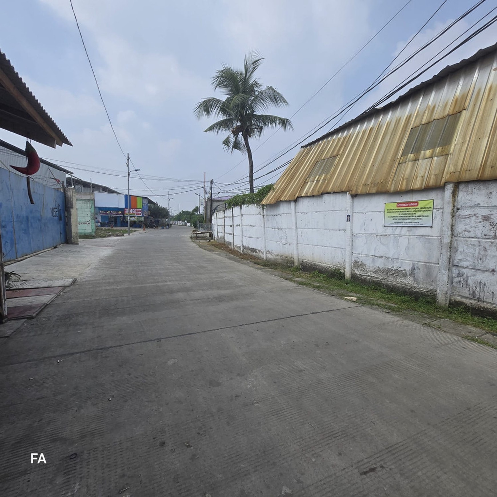 Tanah dan bangunan luas 570 m2 strategis jarang ada cocok untuk gudang tidak banjir di kapuk kamal, Jakarta barat