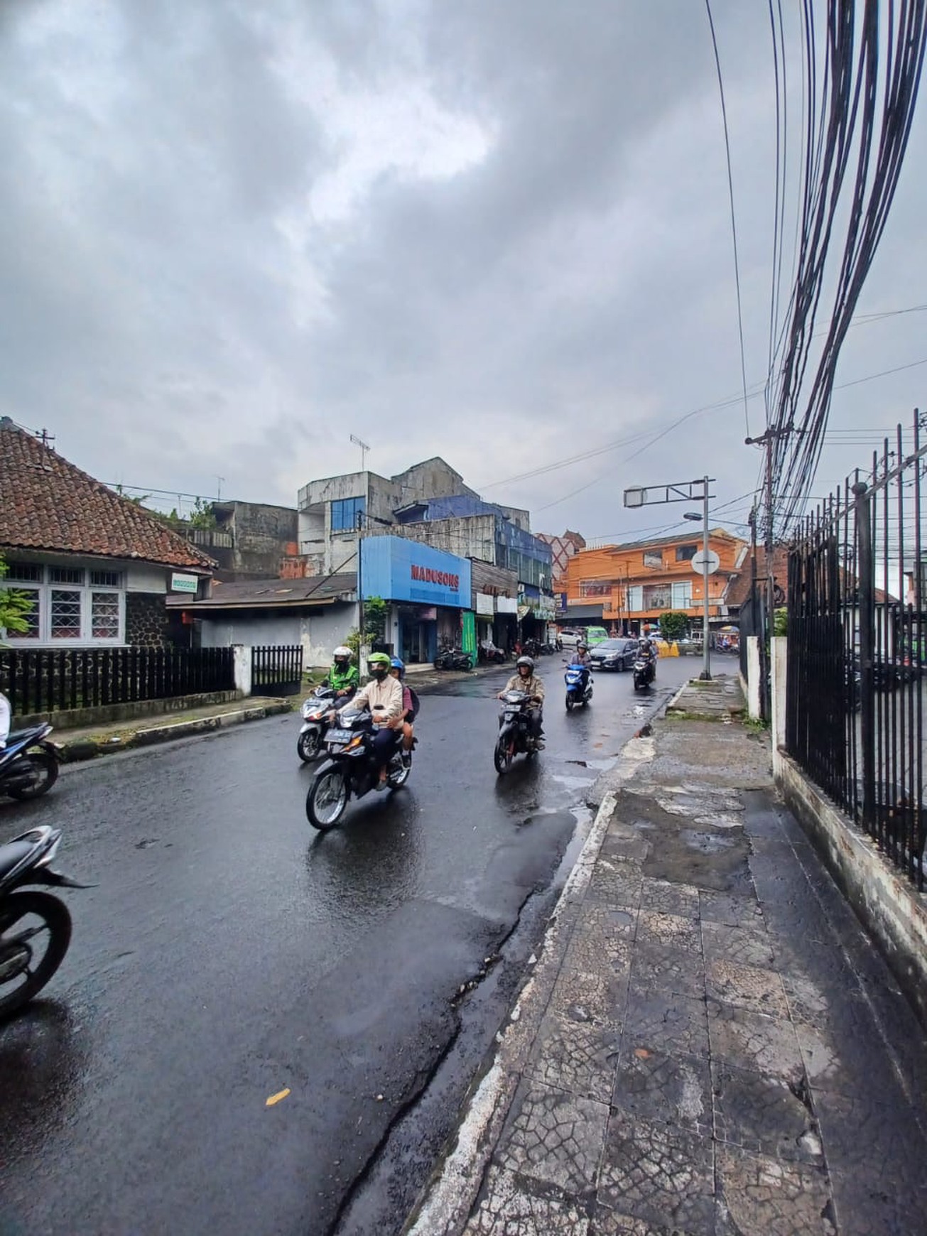 Dijual rumah tua di Jl. Perintis Kemerdekaan Bogor Tengah