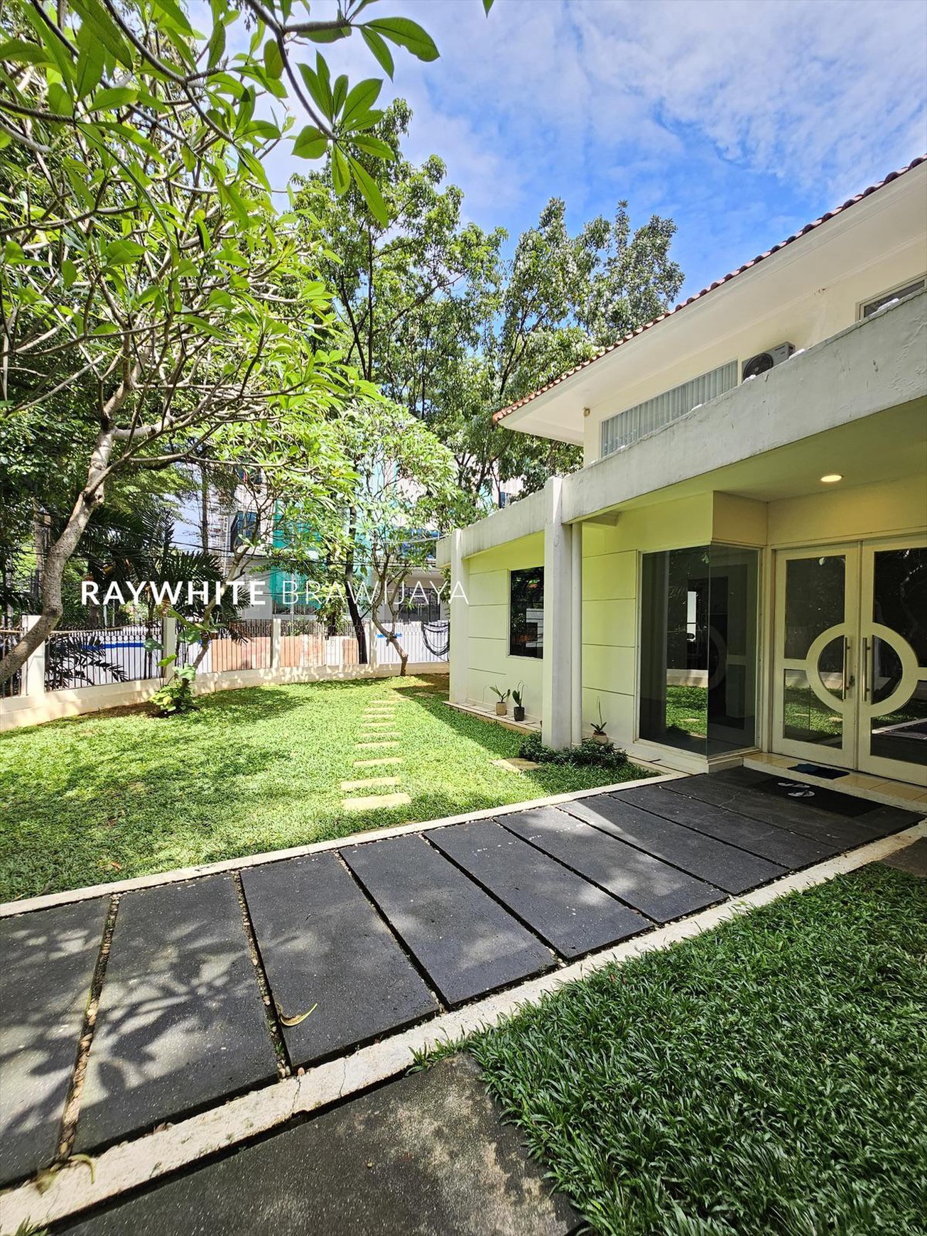 Rumah Bangunan 2 Lantai Lokasi Strategis Area Kerinci Kebayoran Baru