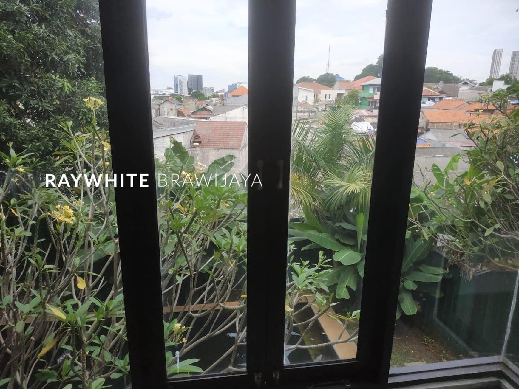 Rumah dalam Lingkungan Tenang Area Kemang Timur