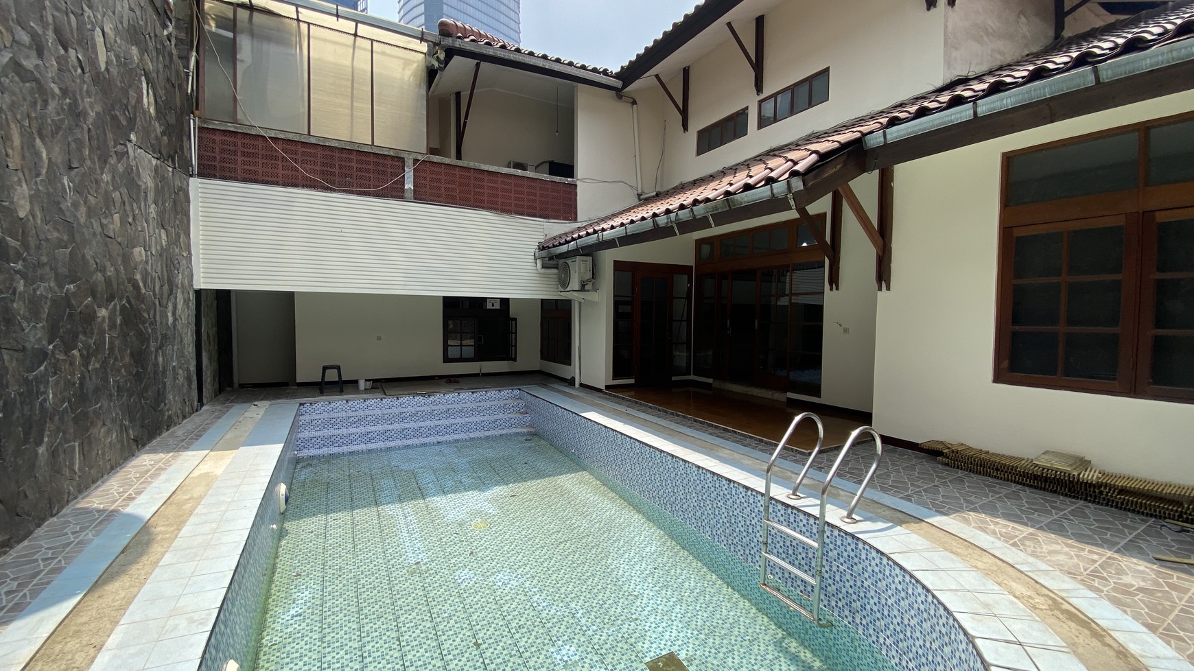 RUMAH SIAP HUNI DI KAWASAN MEGA KUNINGAN, JAKARTA SELATAN