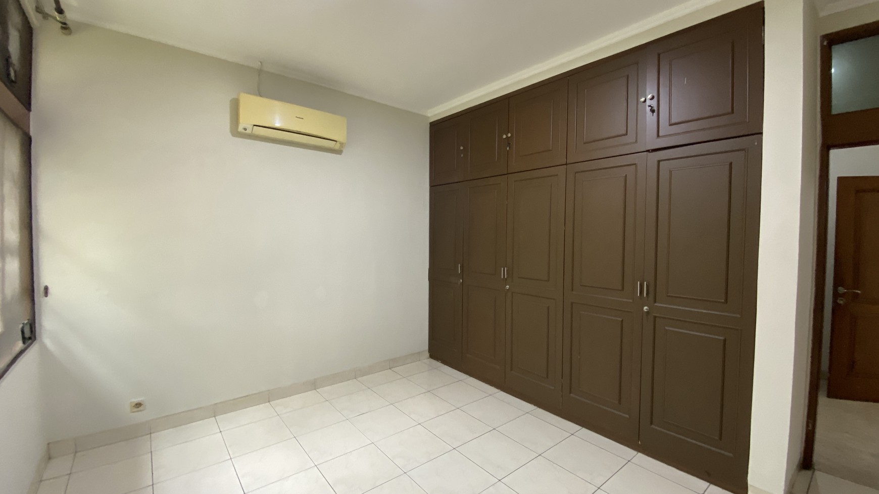 RUMAH SIAP HUNI DI KAWASAN MEGA KUNINGAN, JAKARTA SELATAN