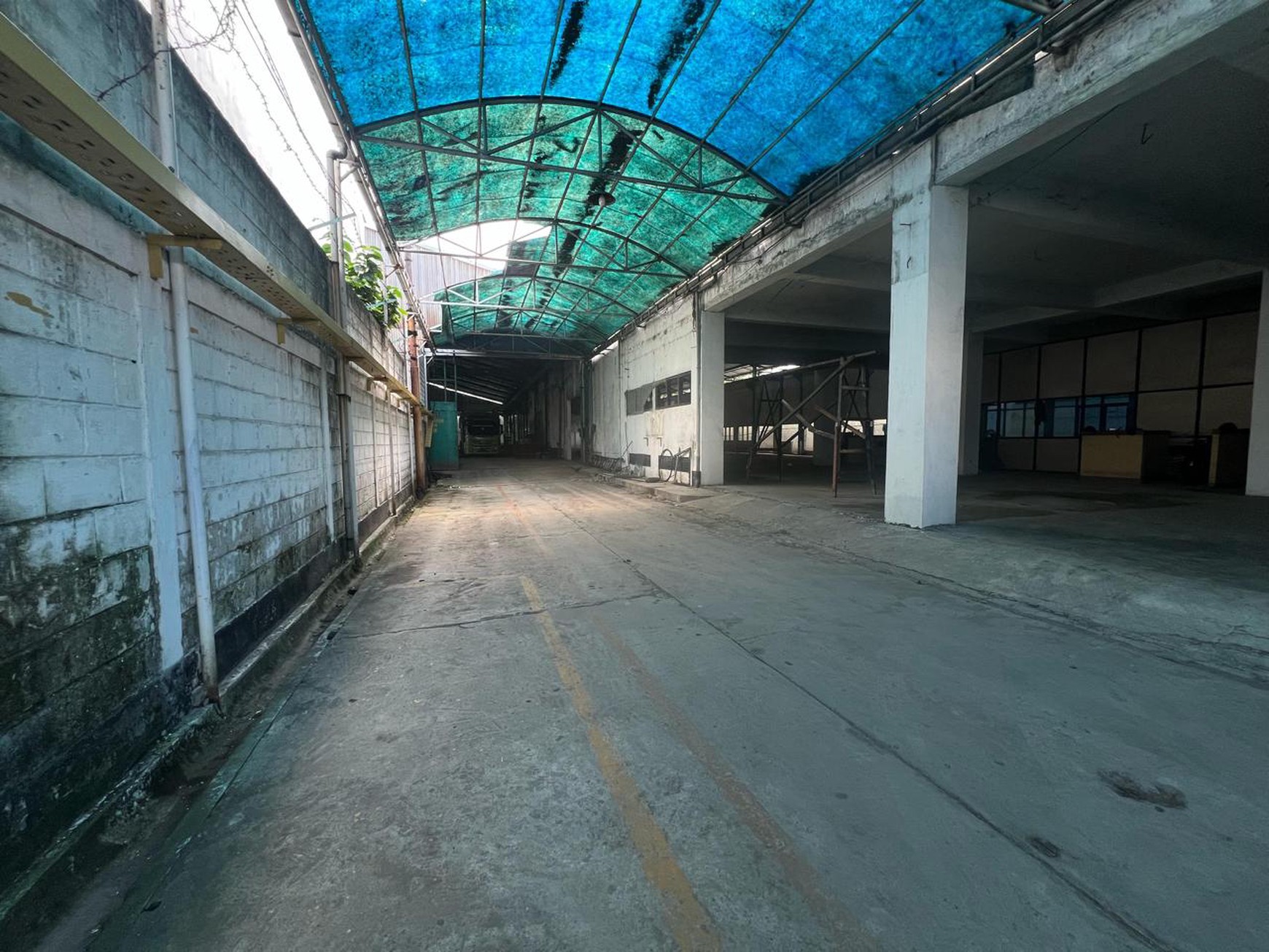 DIJUAL Gudang Workshop + Bangunan Kantor 3 Lantai  di 0 Jalan Raya Bibis Surabaya Barat 