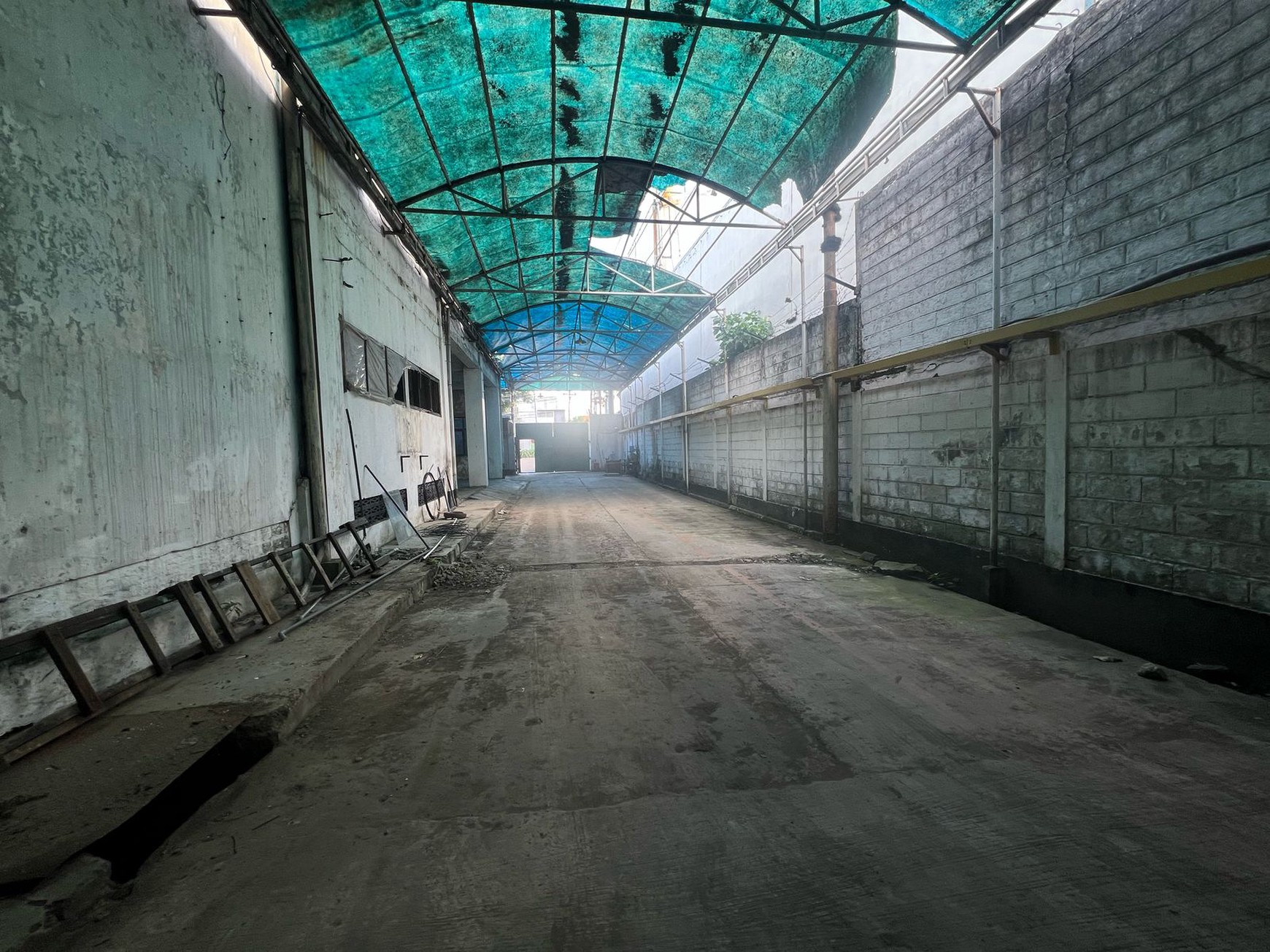 DIJUAL Gudang Workshop + Bangunan Kantor 3 Lantai  di 0 Jalan Raya Bibis Surabaya Barat 