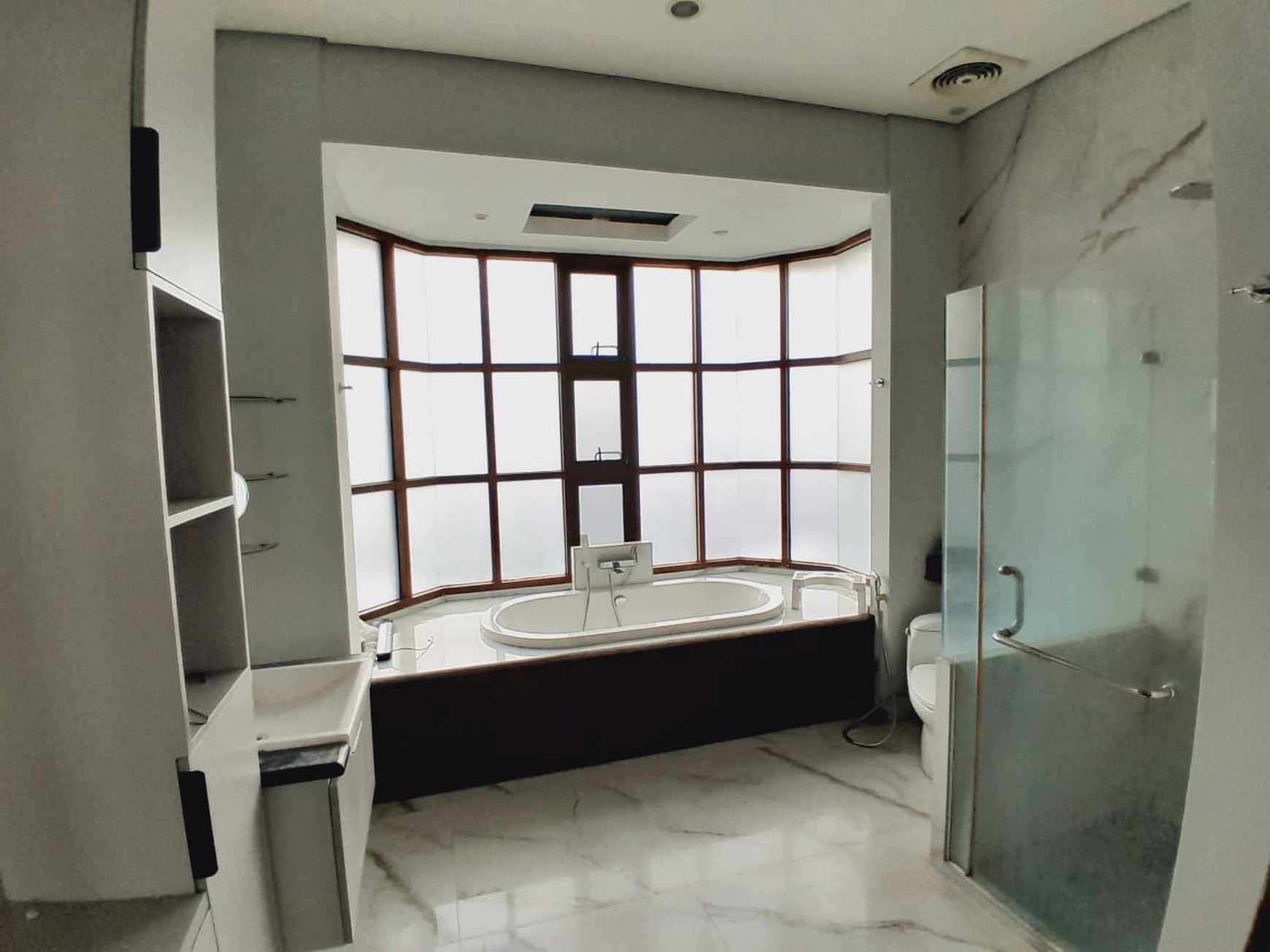 Disewakan rumah strategis nyaman di BONA VISTA RESIDENCE