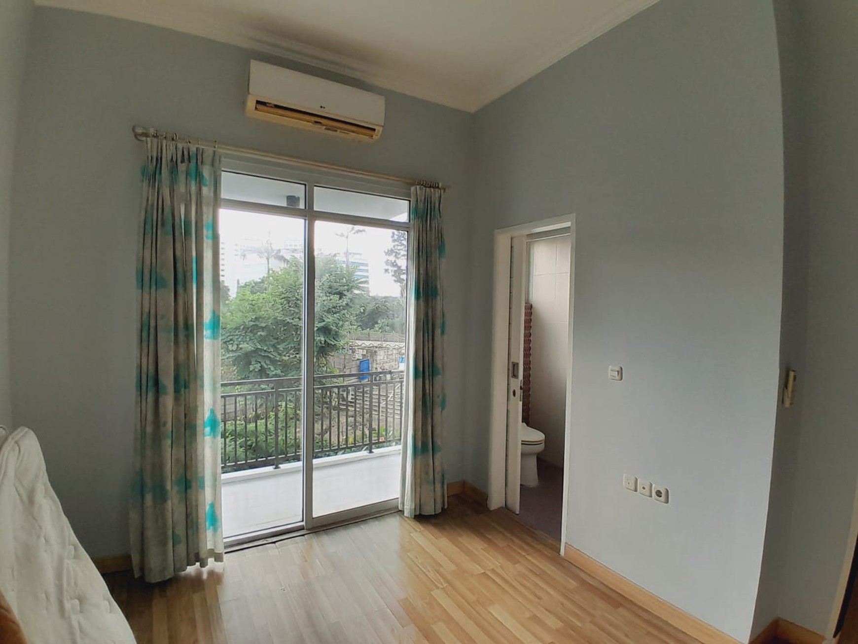 Disewakan rumah strategis nyaman di BONA VISTA RESIDENCE