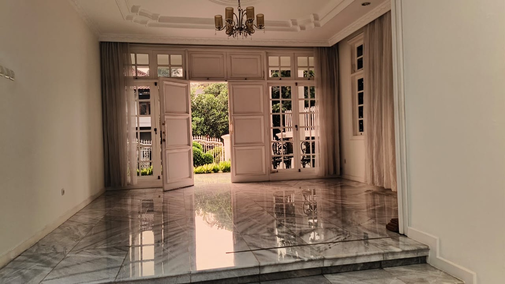 umah Mewah siap huni di Sewa khusus ekspatriat di Pondok Indah