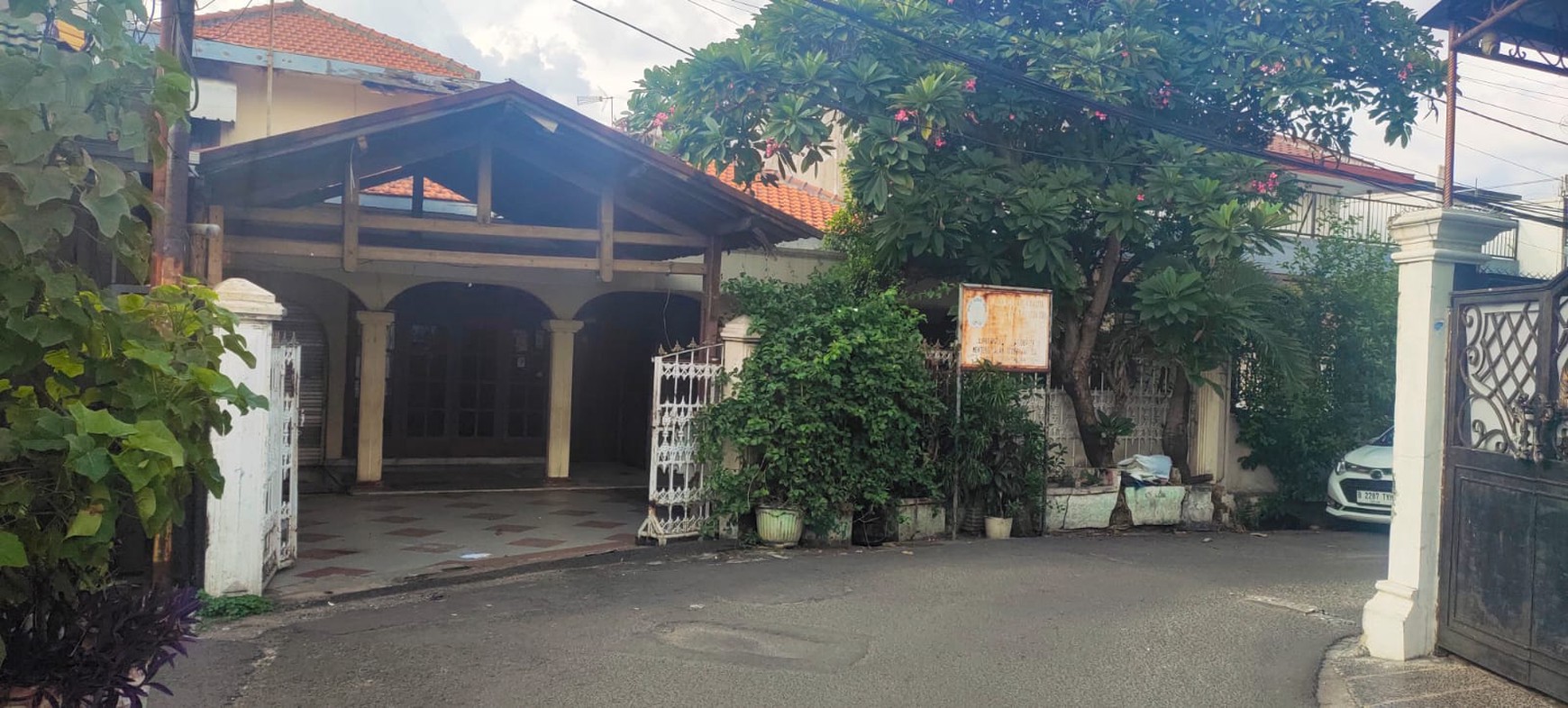 Rumah 2 Lantai, Murah Hitung Tanah, Akses Jalan 2 Mobil, Strategis Di Menteng Dalam, Dan Cocok Untuk Kos2an