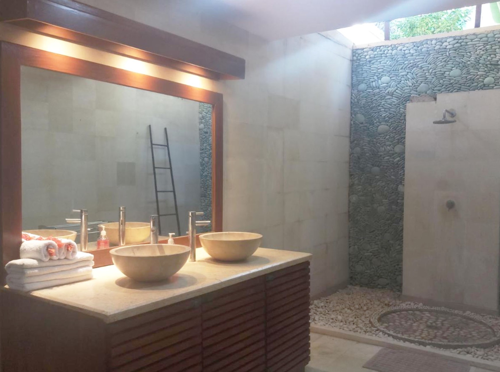 Villa Ahmed Santorini Jl. Karang Asem, Bali Luas 20 Are