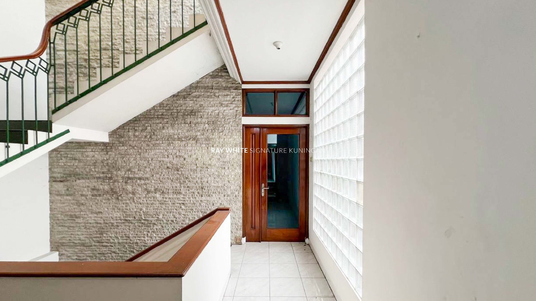 Sewa Rumah 3 Lantai Lokasi Prime di Jalan Kemang 1