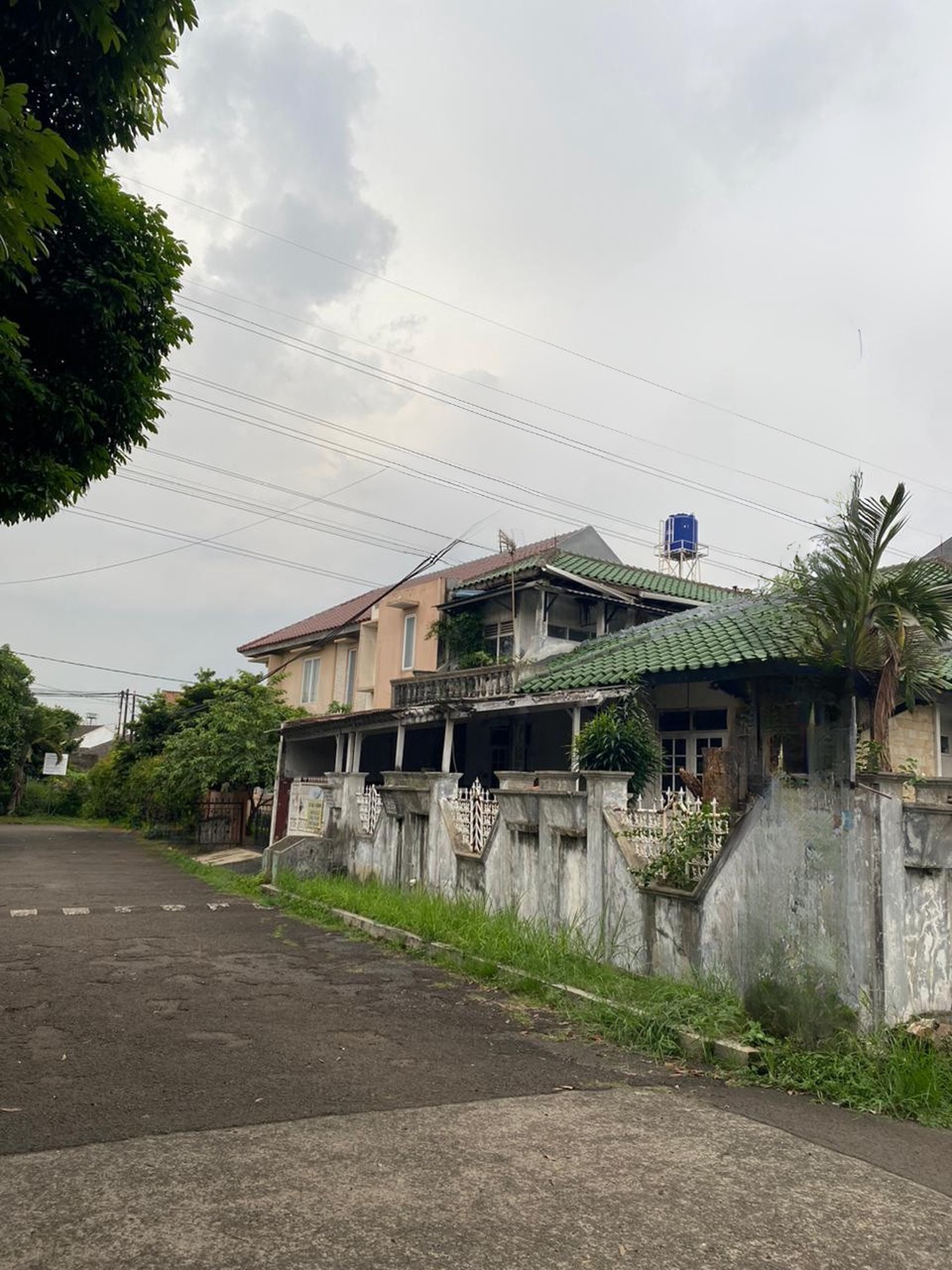 Rumah Hook Dalam Komplek Cinere - Hitung Tanah Saja, Lokasi Super Strategis
