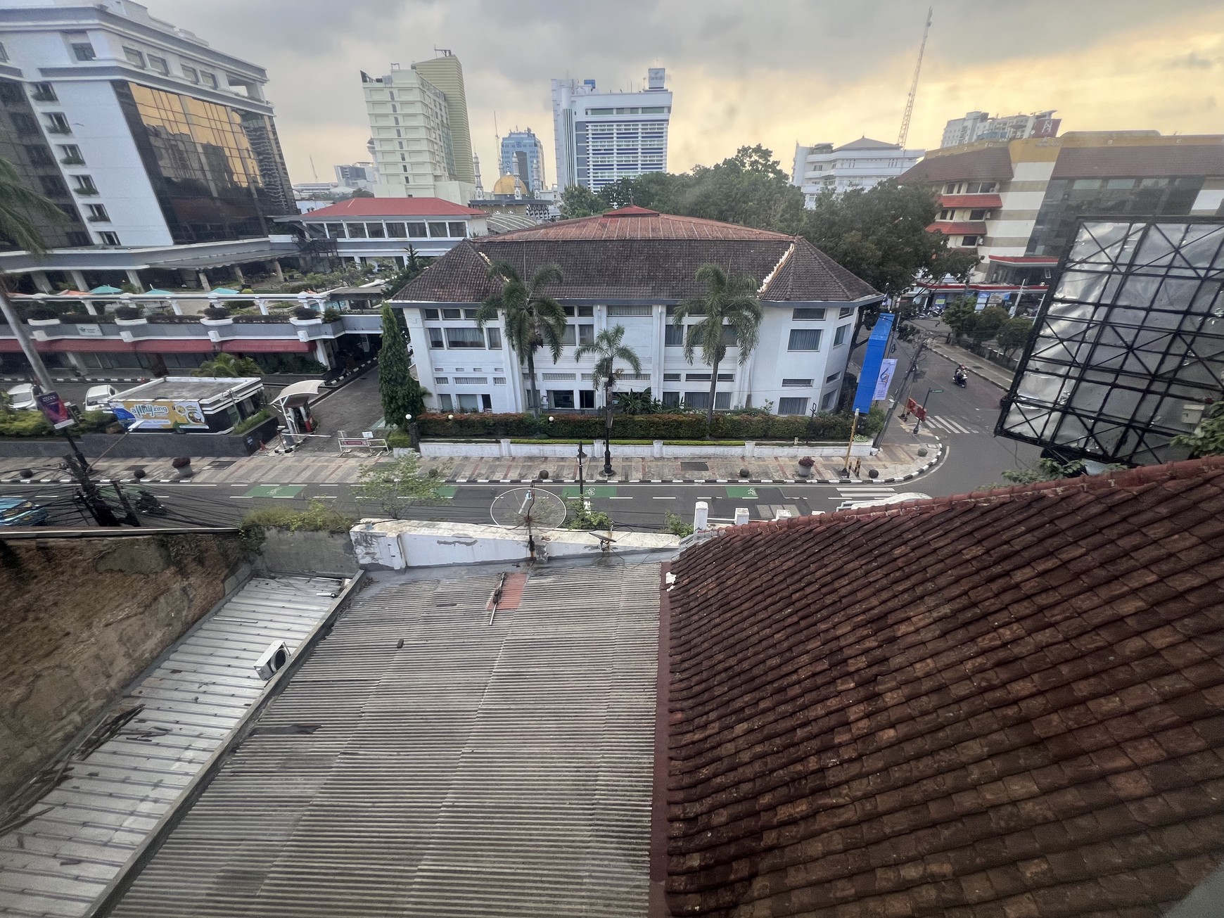Ruang Usaha Strategis di Mainroad Naripan, Bandung Kota