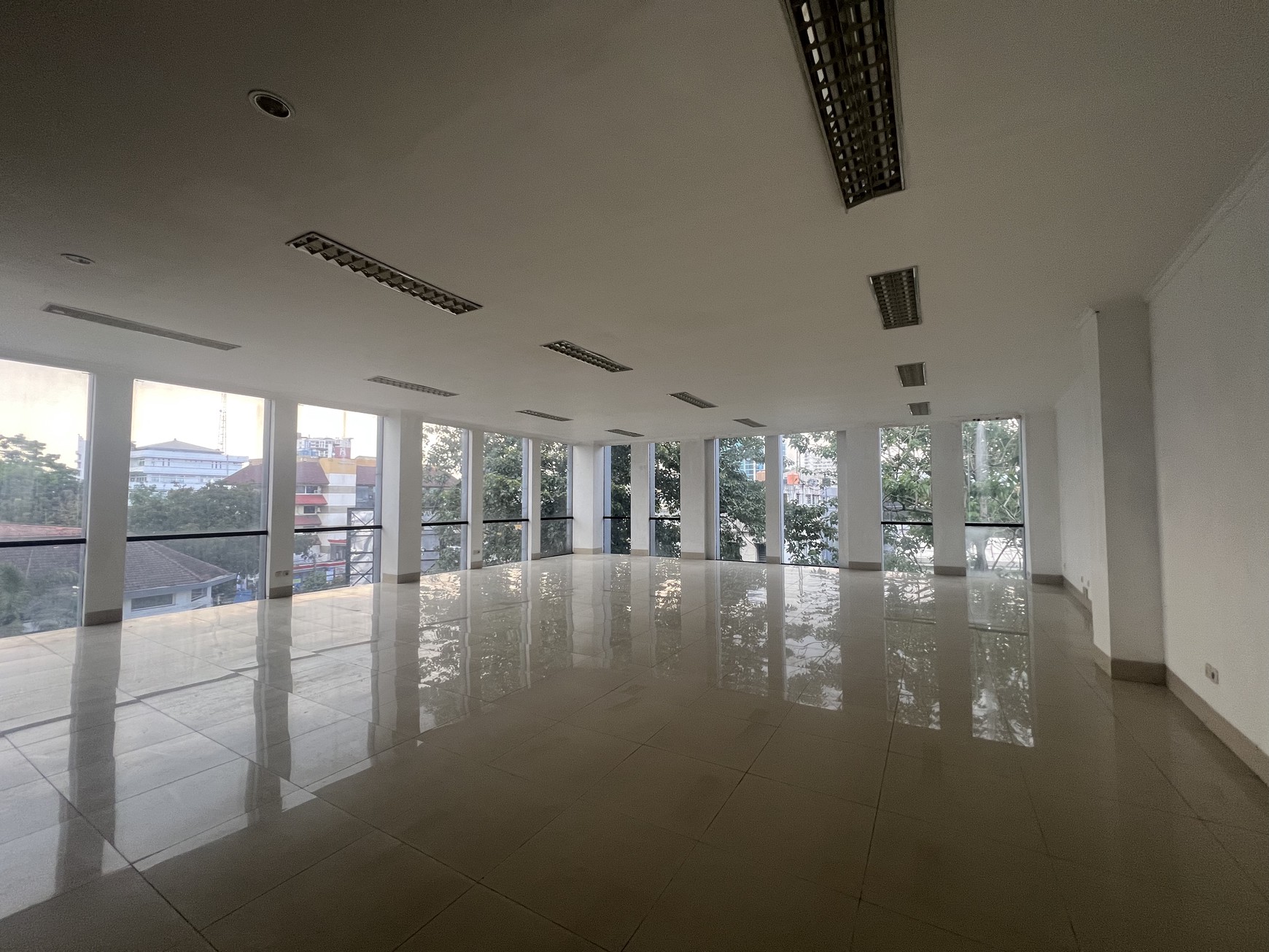 Ruang Usaha Strategis di Mainroad Naripan, Bandung Kota