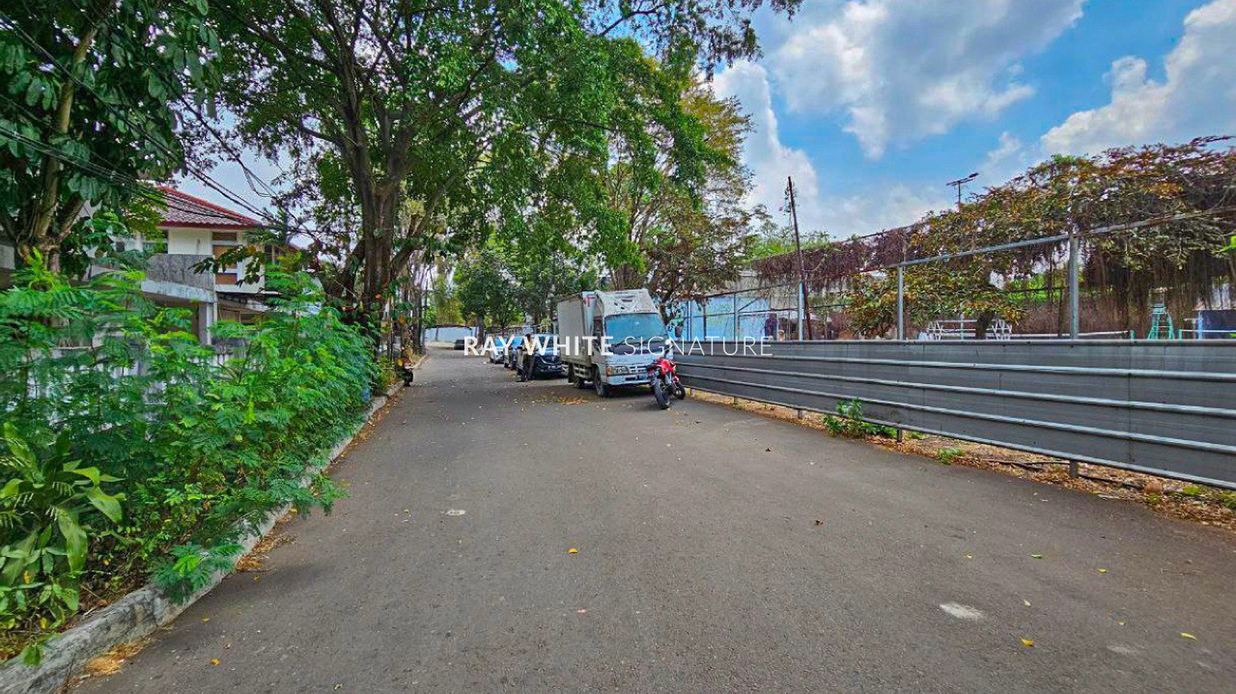 Rumah Tua di Jl Dukuh Patra II Cocok Untuk Hunian