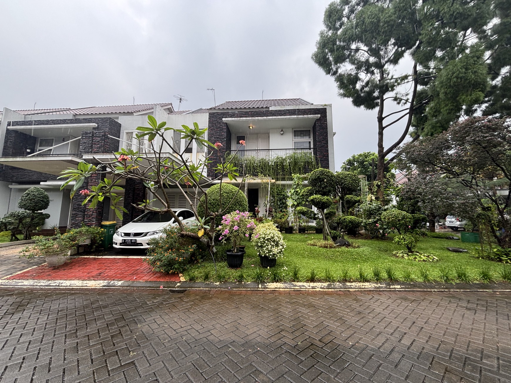 Rumah Luxury Hoek, Full Furnished di Raffles Hills Cibubur 