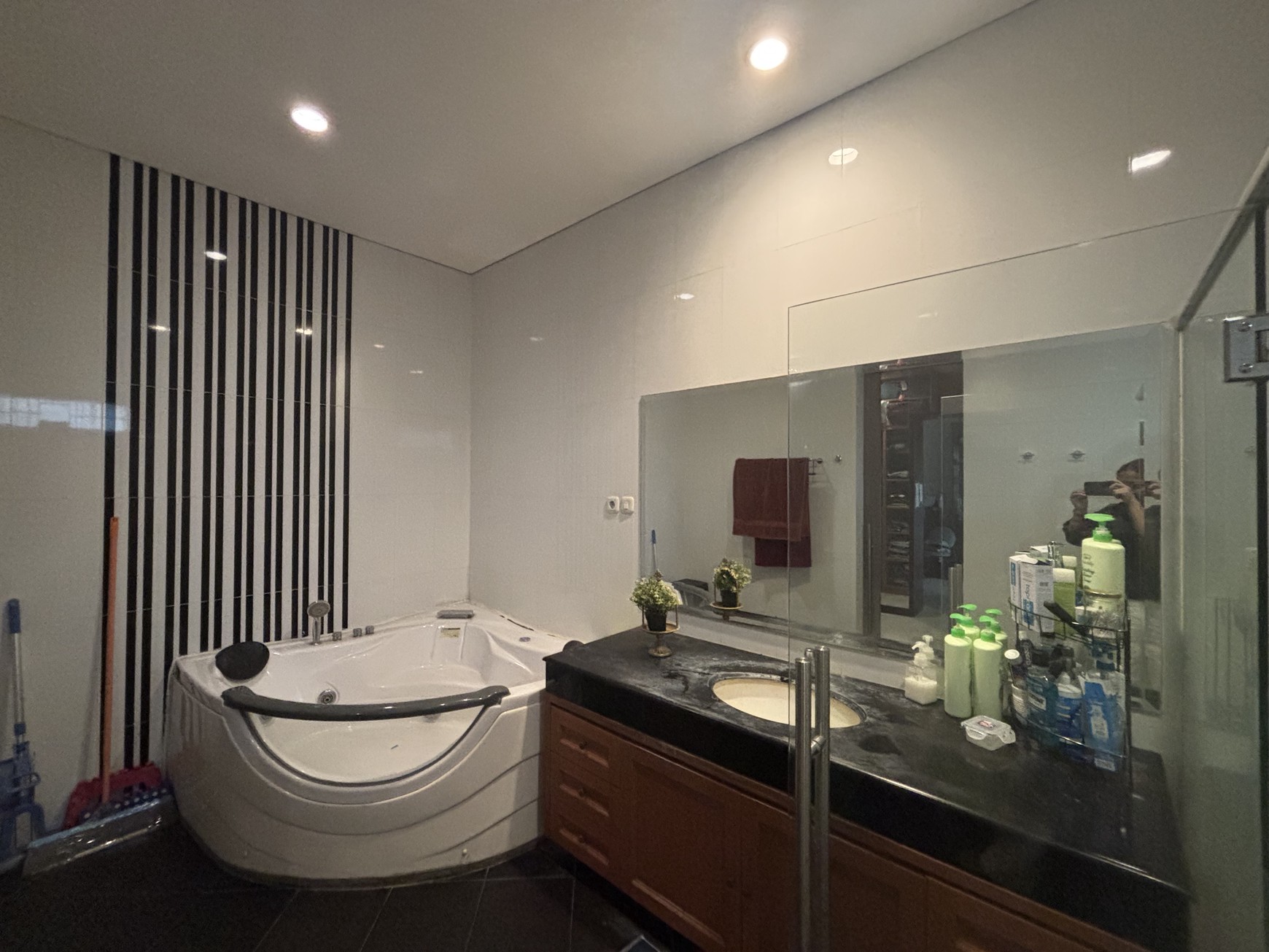 Rumah Luxury Hoek, Full Furnished di Raffles Hills Cibubur 