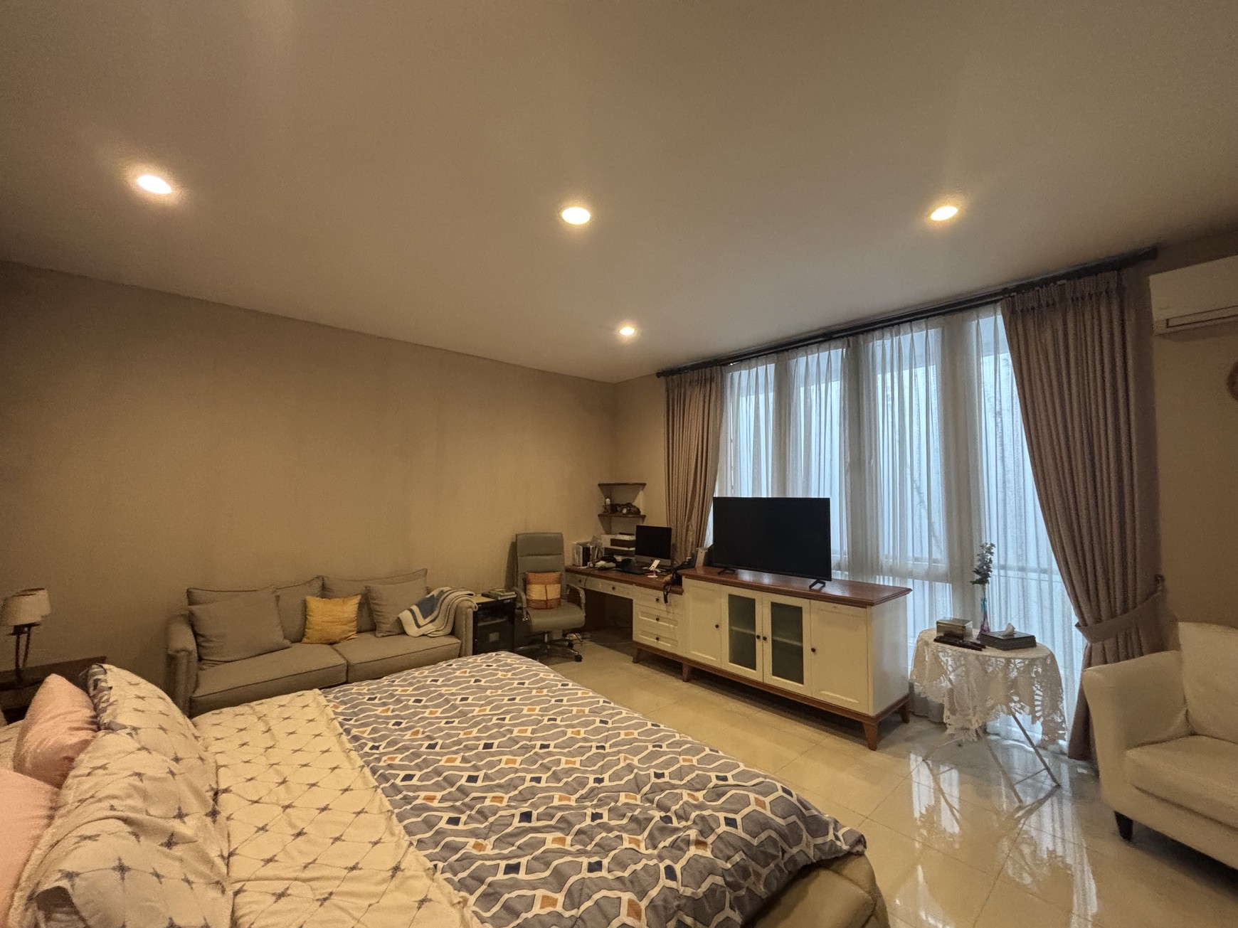 Rumah Luxury Hoek, Full Furnished di Raffles Hills Cibubur 