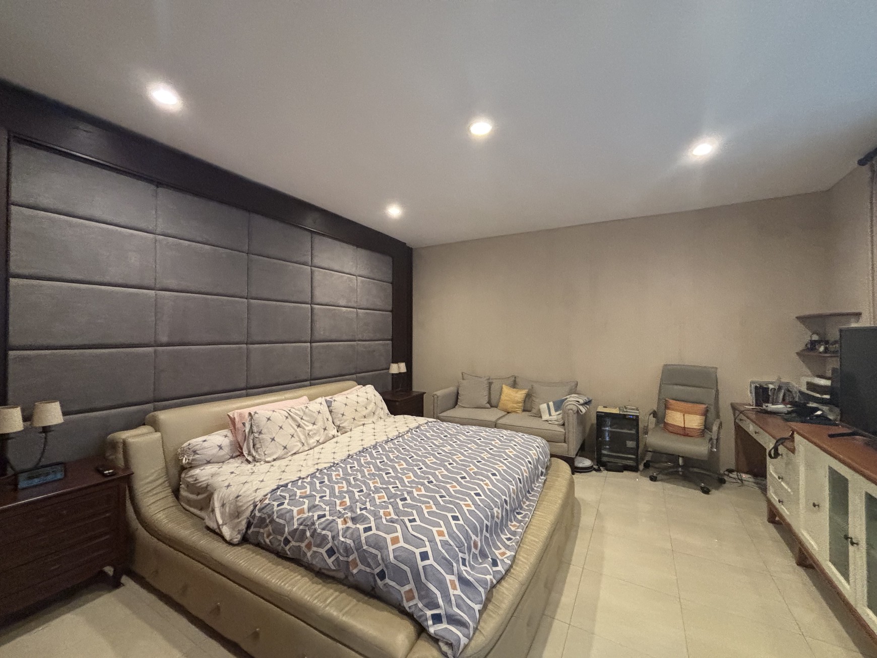 Rumah Luxury Hoek, Full Furnished di Raffles Hills Cibubur 