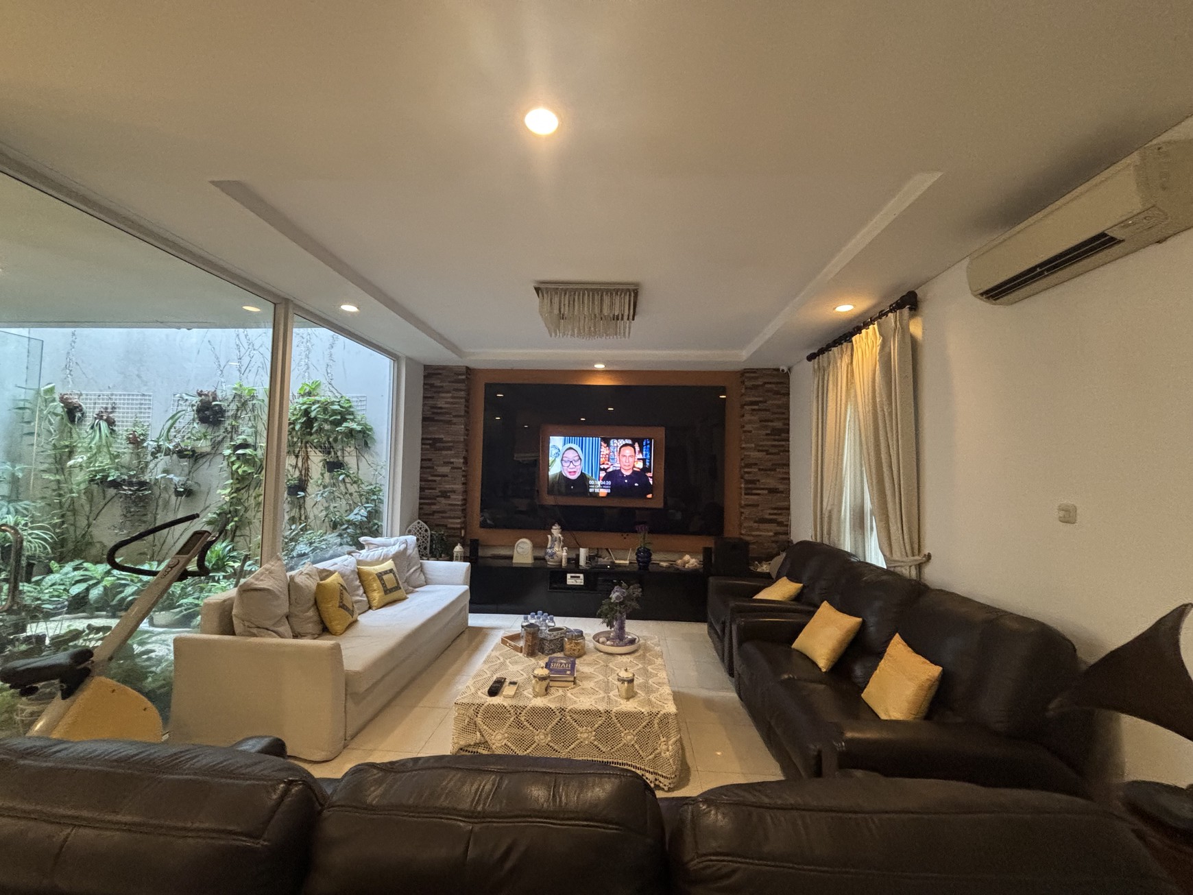 Rumah Luxury Hoek, Full Furnished di Raffles Hills Cibubur 