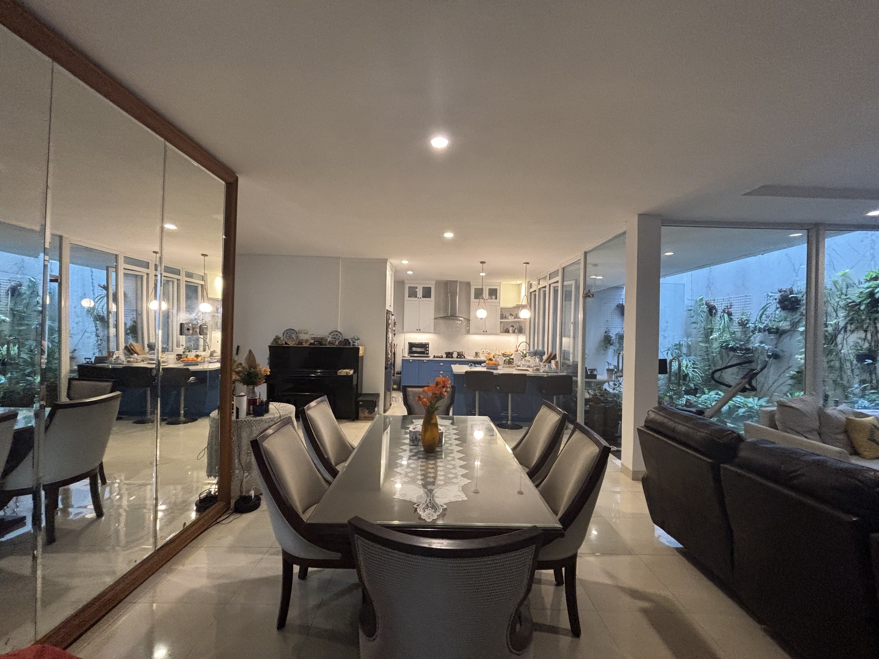 Rumah Luxury Hoek, Full Furnished di Raffles Hills Cibubur 