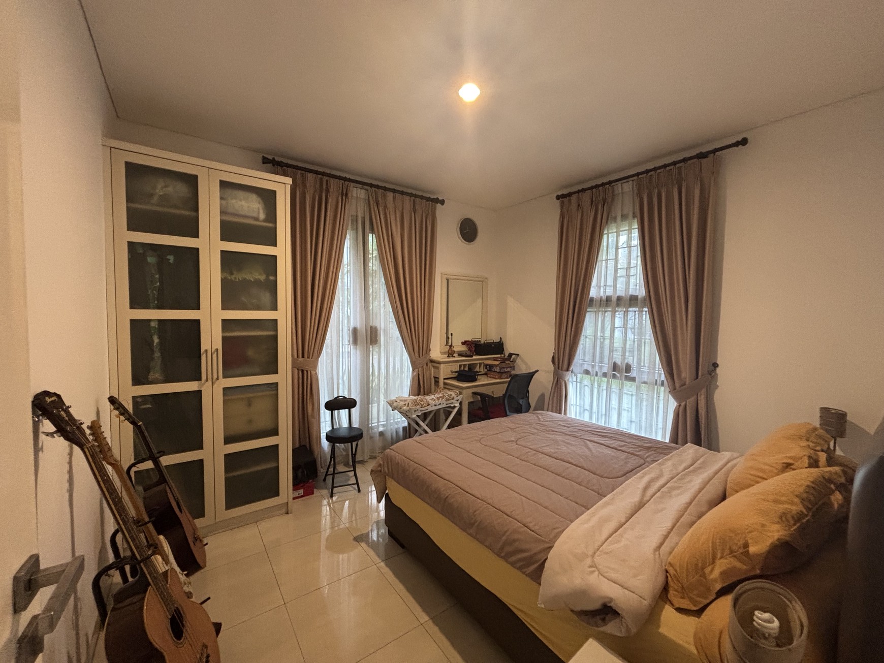 Rumah Luxury Hoek, Full Furnished di Raffles Hills Cibubur 