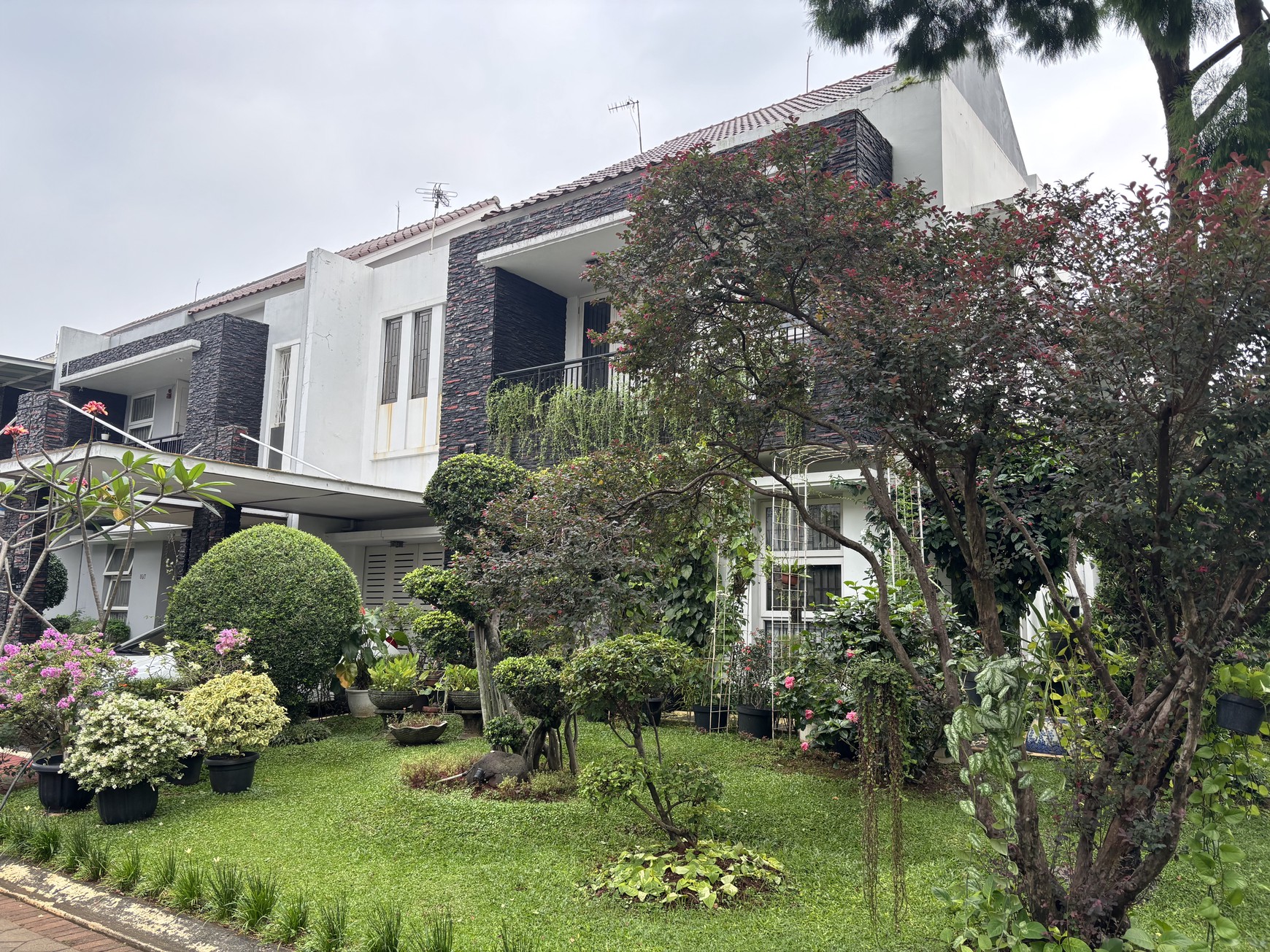Rumah Luxury Hoek, Full Furnished di Raffles Hills Cibubur 