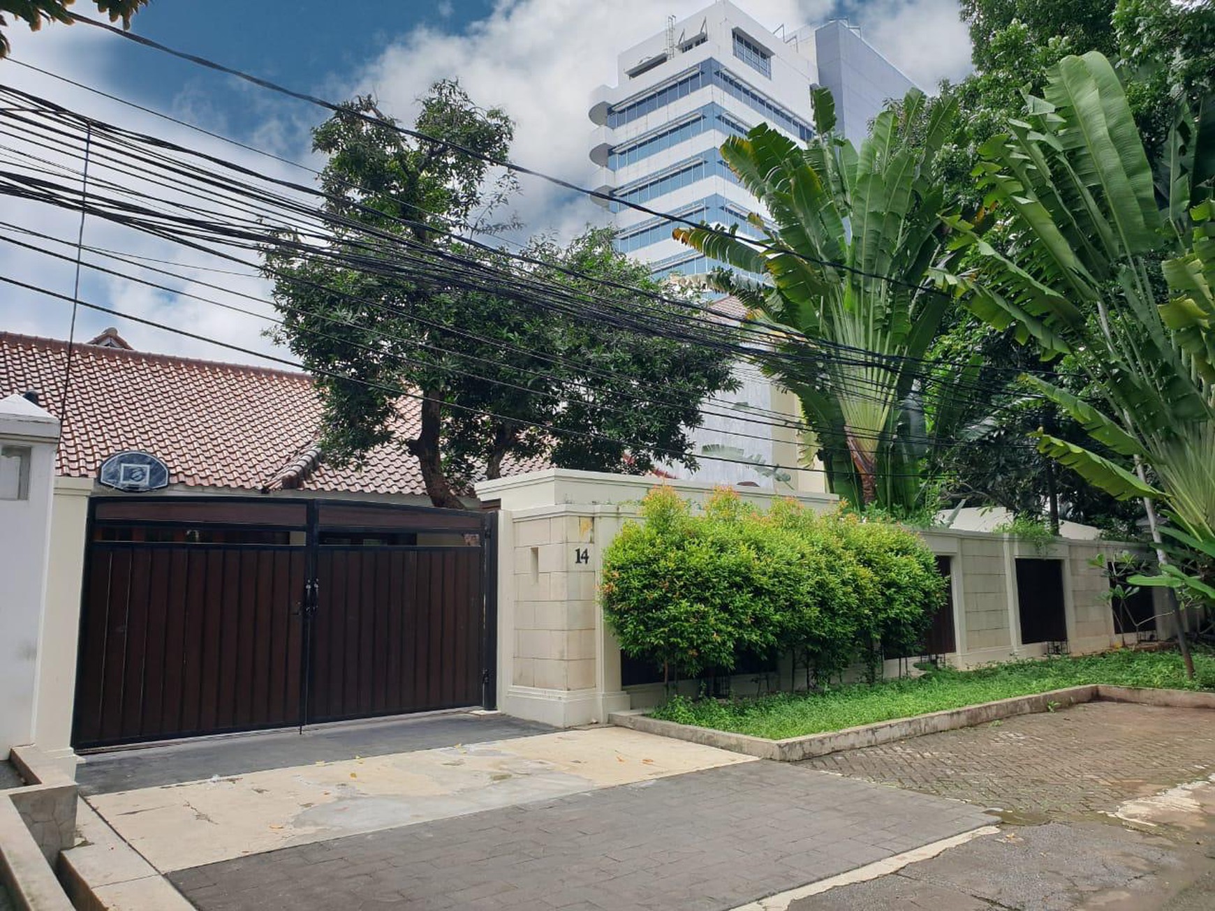 DISEWA RUMAH JL TIRTAYASA KEBAYORAN BARU JAKARTA SELATAN