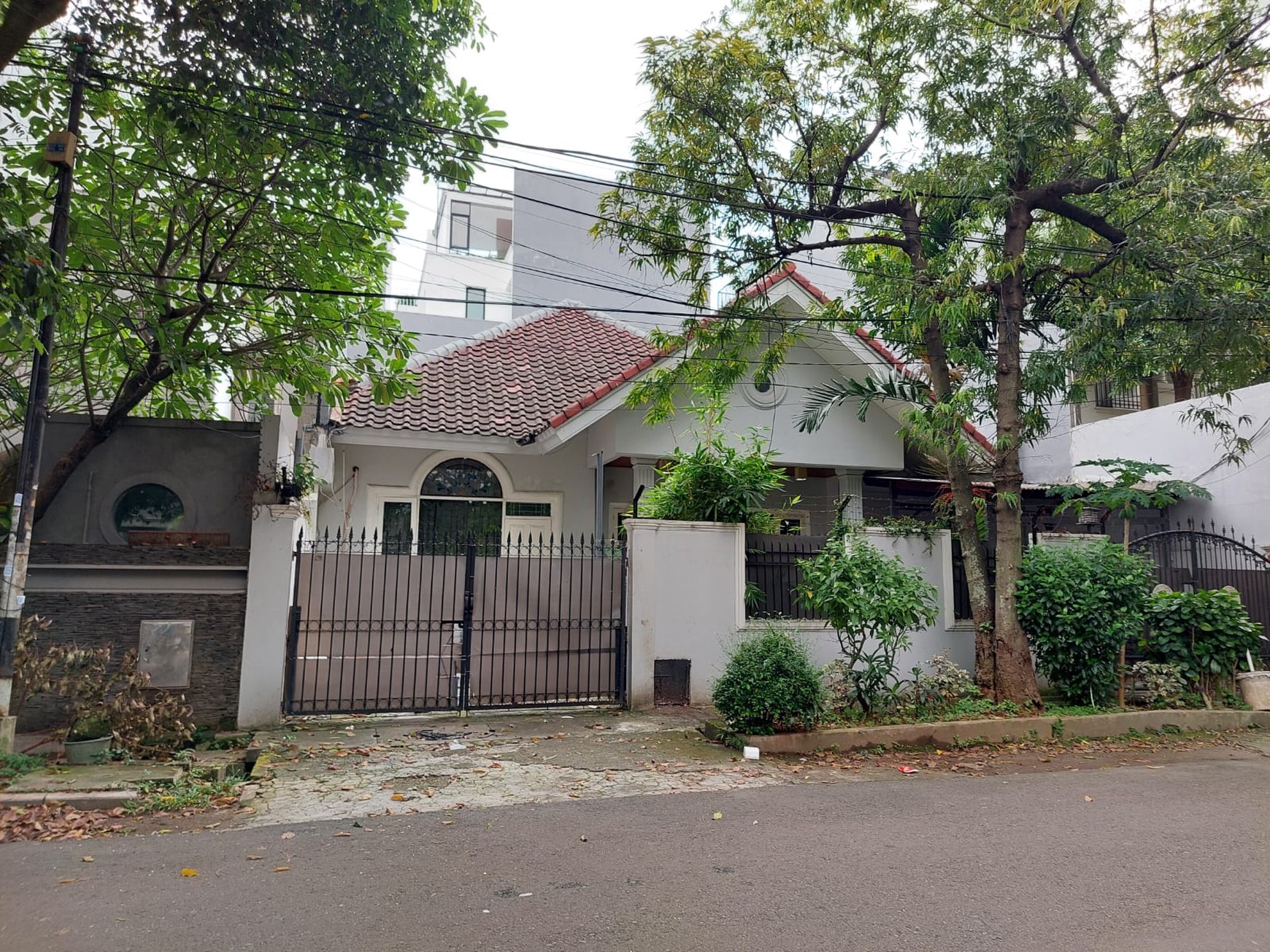 RUMAH DISEWA JL ERLANGGA KEBAYORAN BARU JAKARTA SELATAN