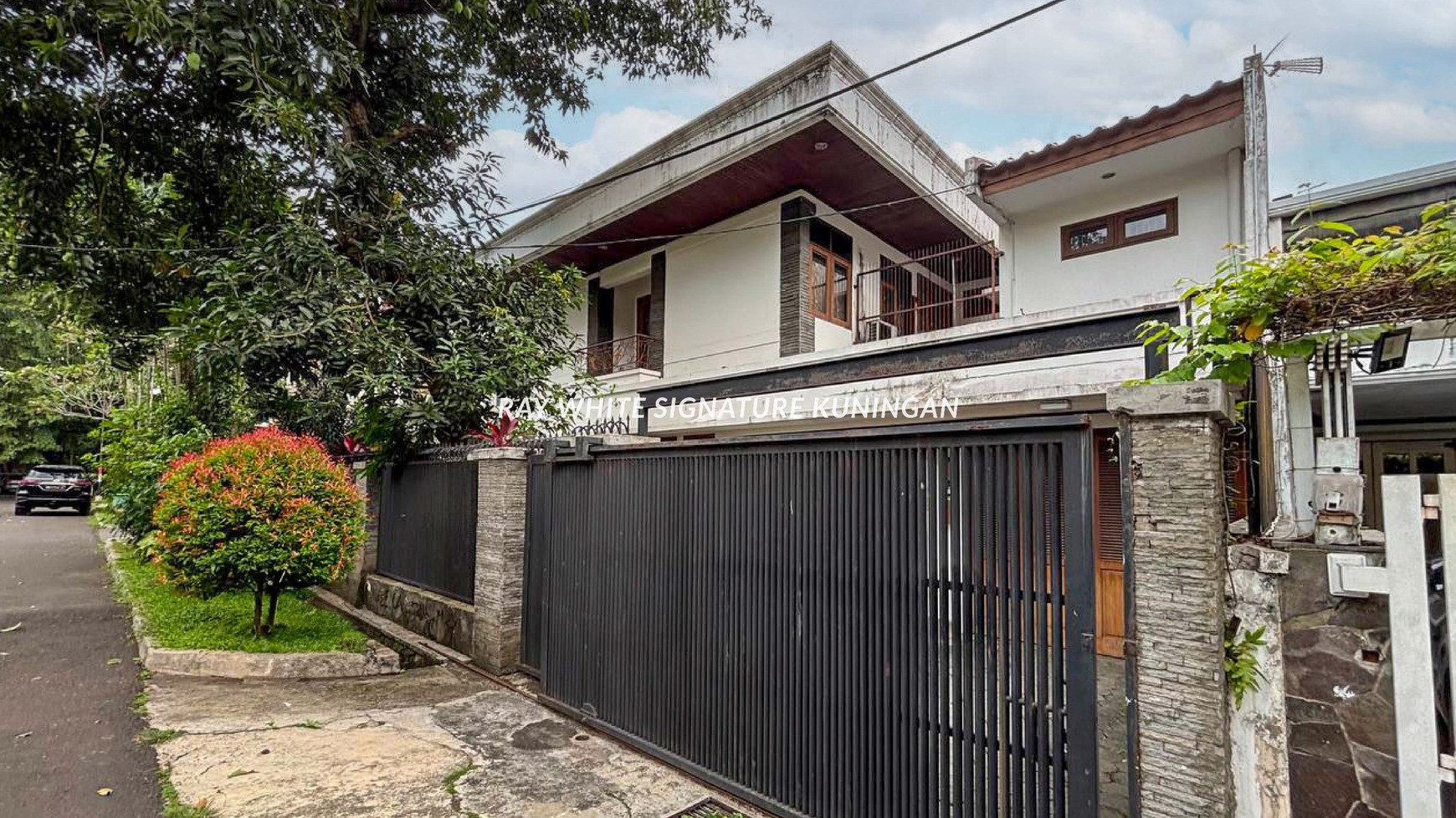 Rumah Hunian Tenang Lokasi Prime di Jl Dukuh Patra