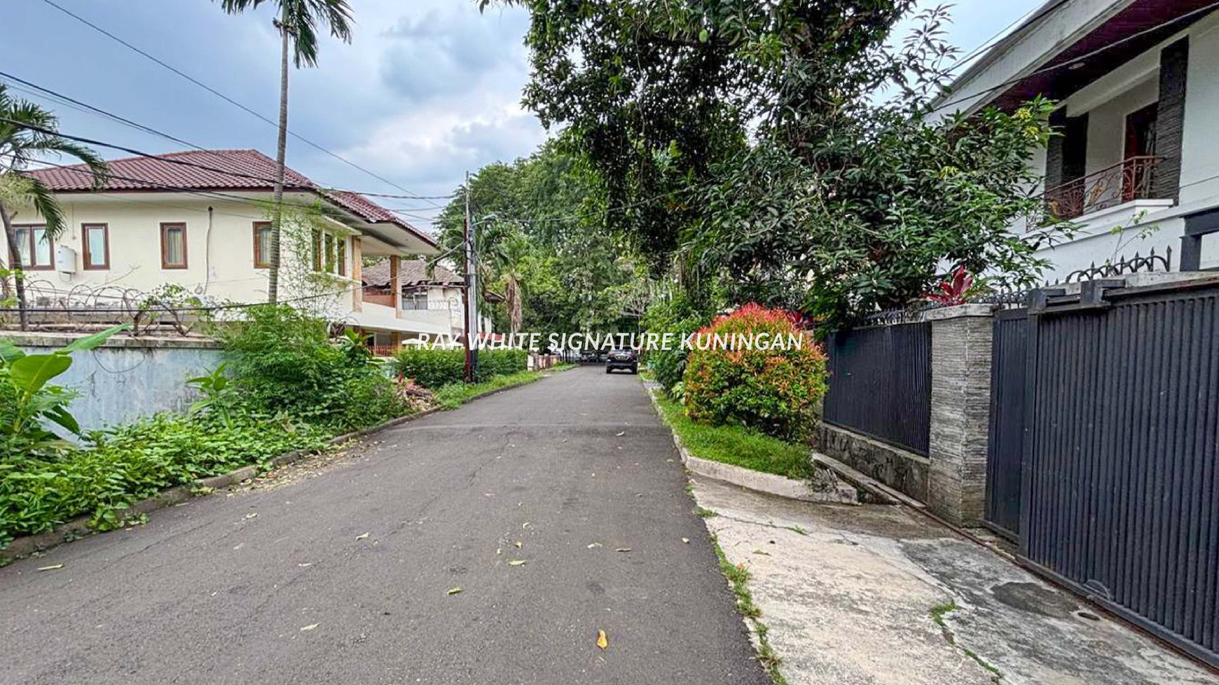 Rumah Hunian Tenang Lokasi Prime di Jl Dukuh Patra