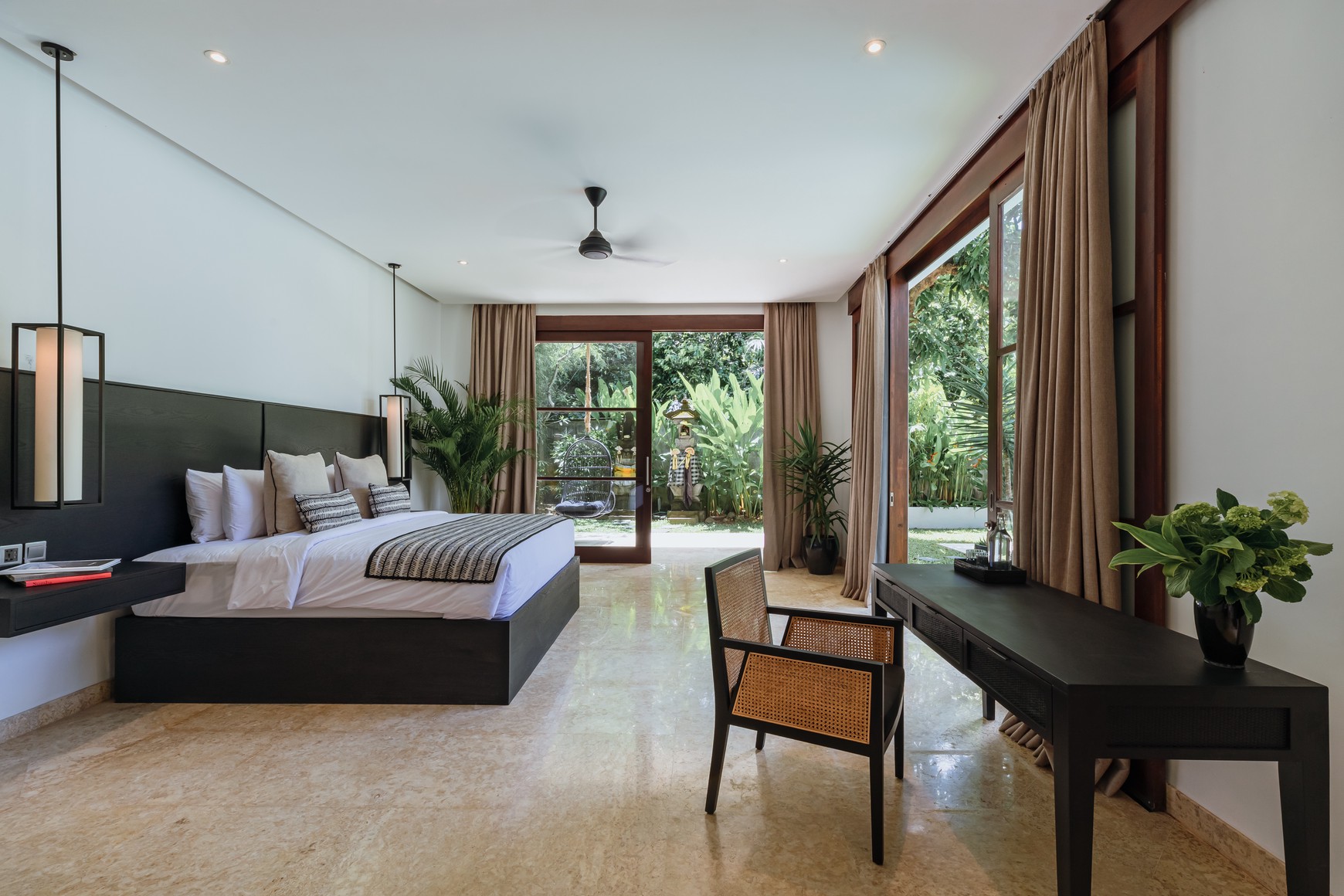 Leasehold - Grand Luxury Villa on One of the Largest Beachside Plots In Petitenget, Seminyak