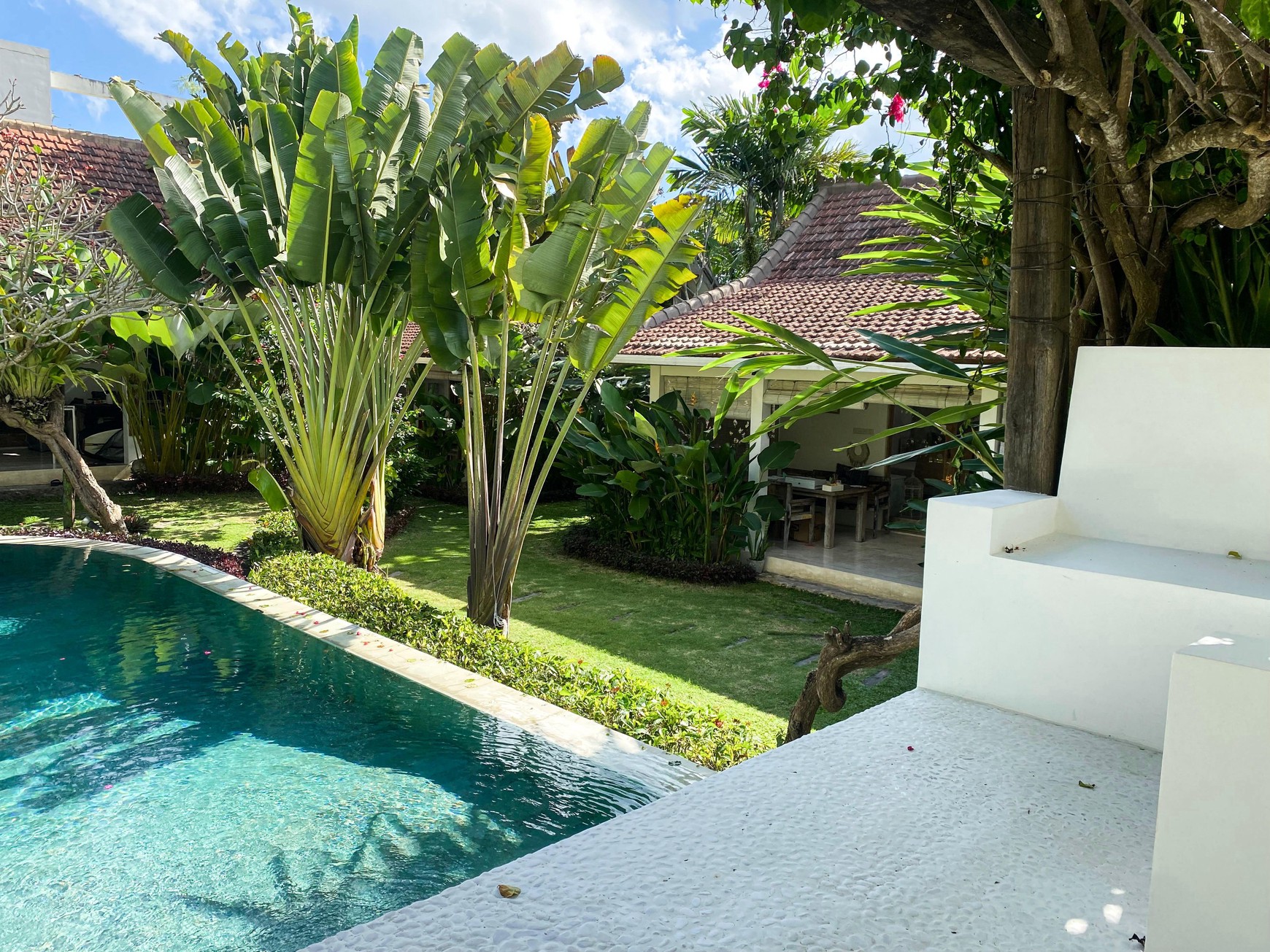 Freehold - Tropical Oasis with Private Villas, Large Garden & Pool in Canggu, Bali