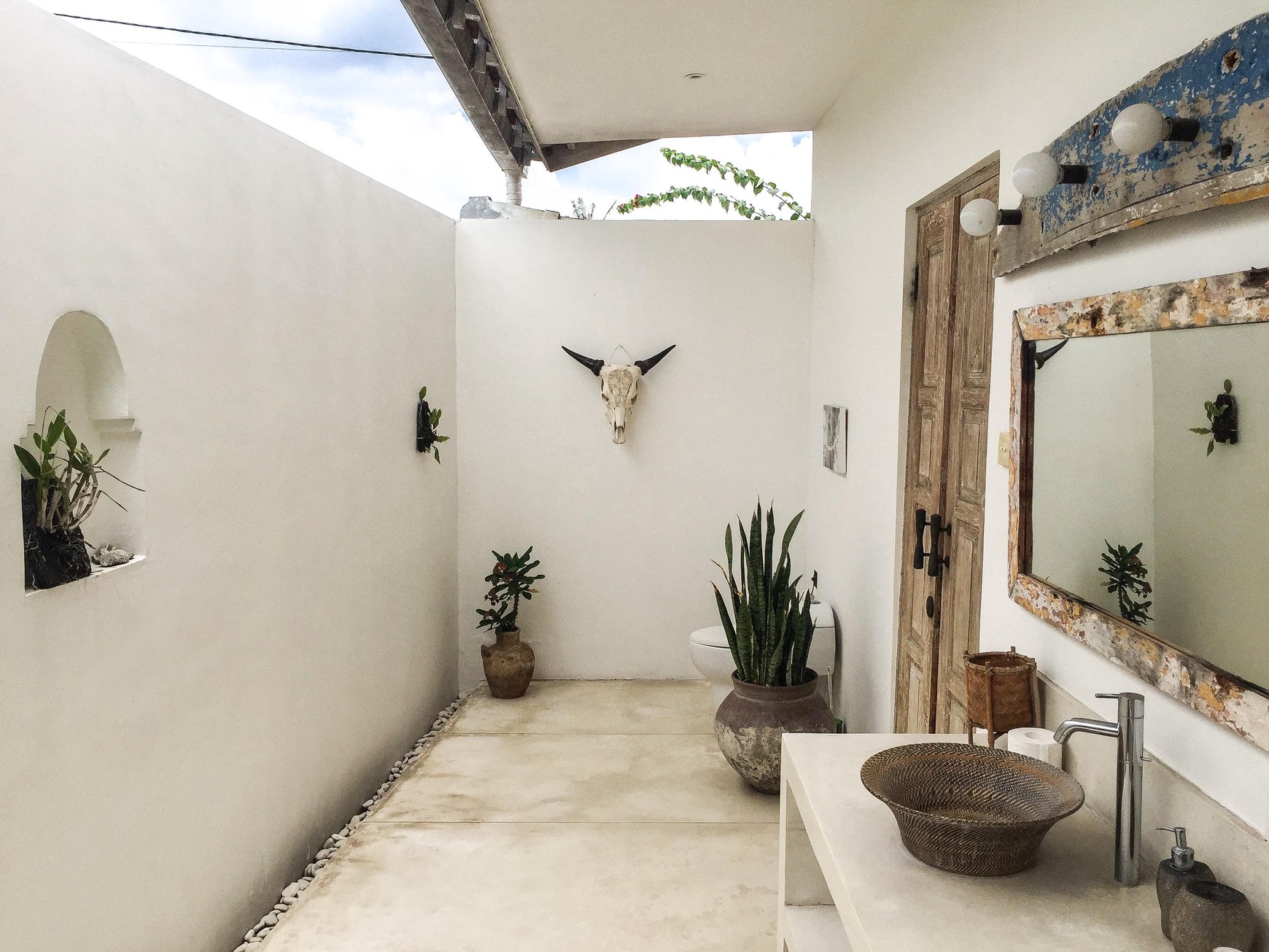 Freehold - Tropical Oasis with Private Villas, Large Garden & Pool in Canggu, Bali