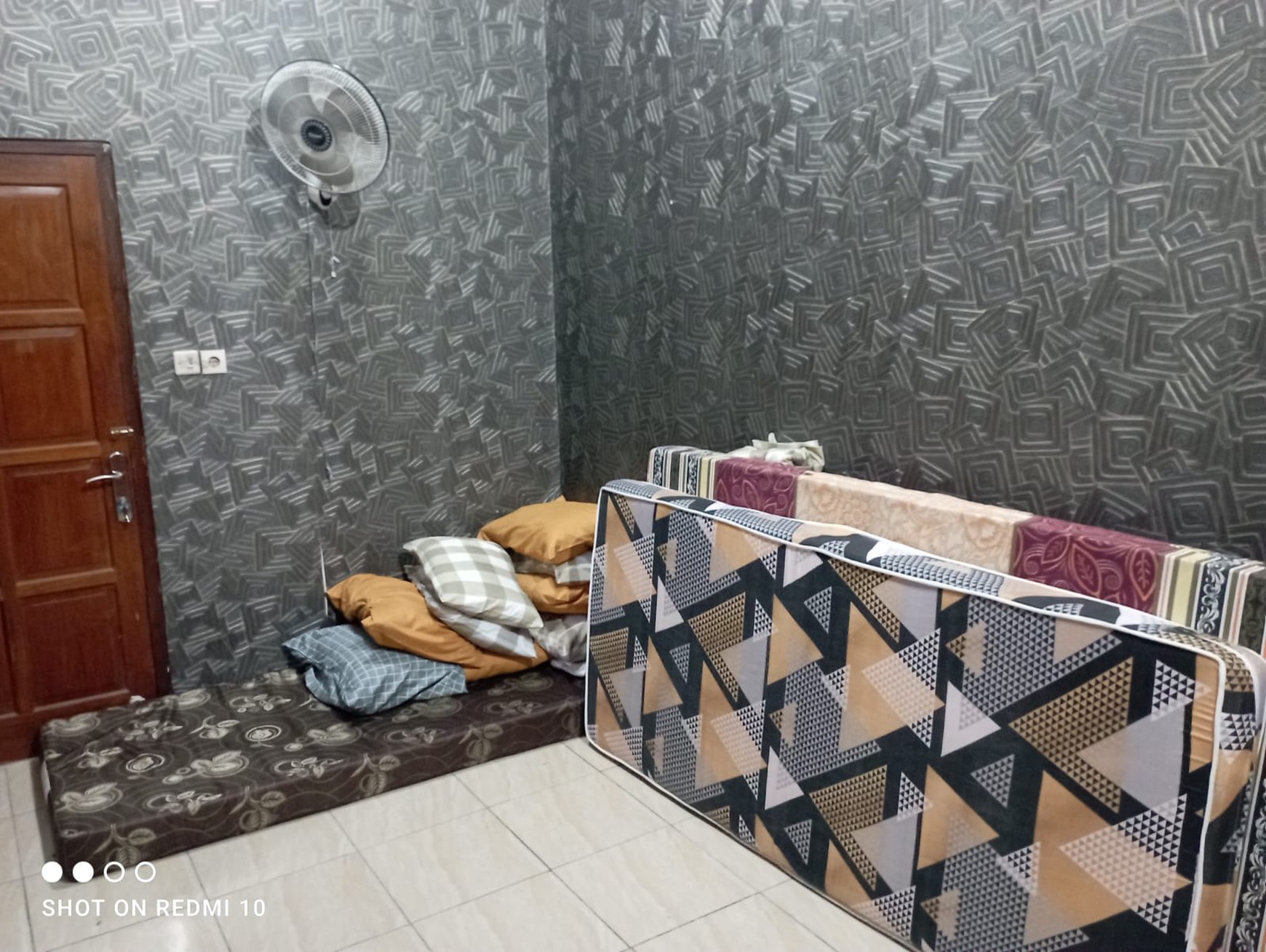 Disewakan Rumah Tinggal Furnish 6 Kamar Lokasi Dekat Pasar Kolombo 