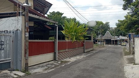 Disewakan Rumah Tinggal Furnish 6 Kamar Lokasi Dekat Pasar Kolombo 