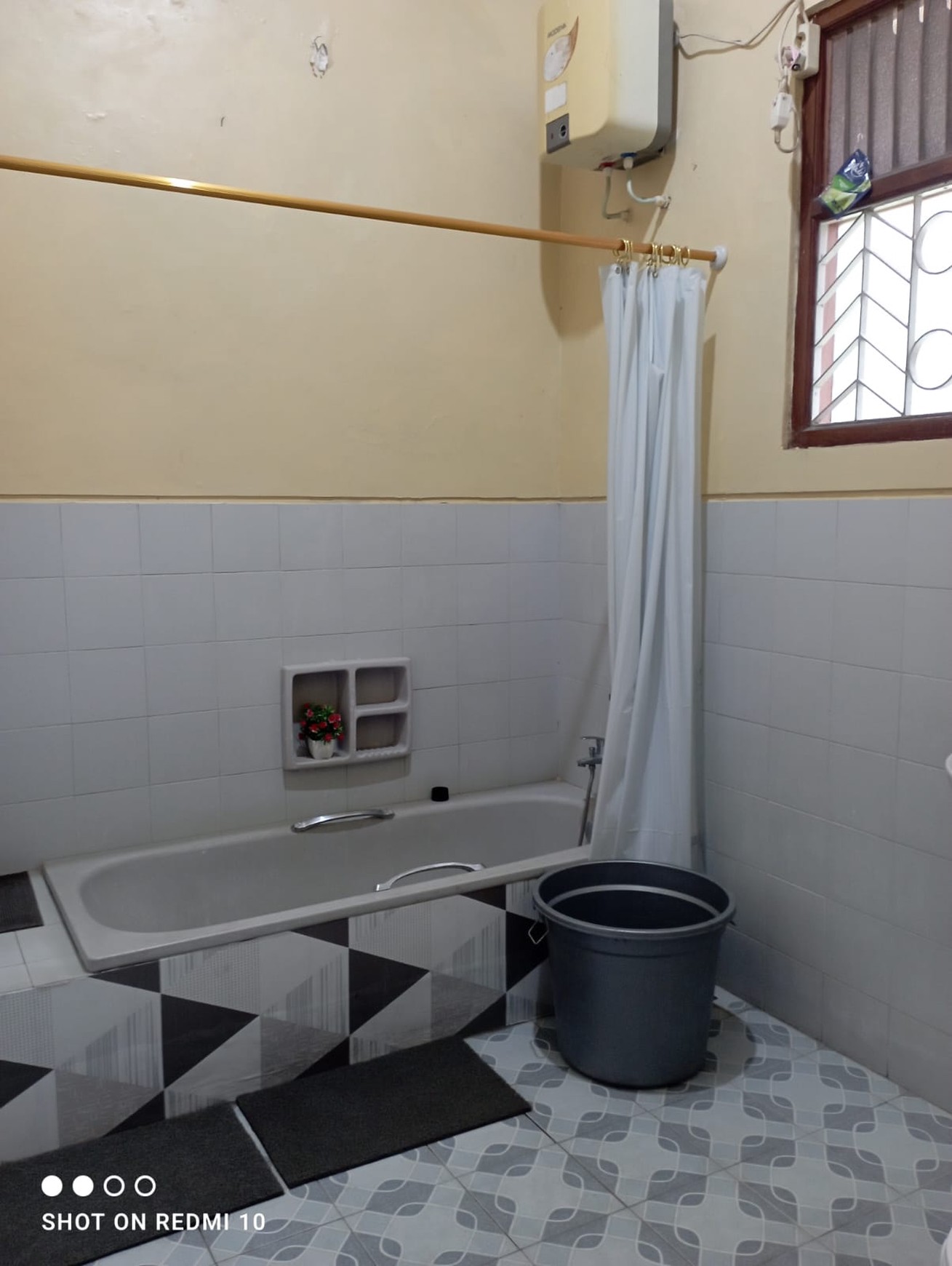 Disewakan Rumah Tinggal Furnish 6 Kamar Lokasi Dekat Pasar Kolombo 