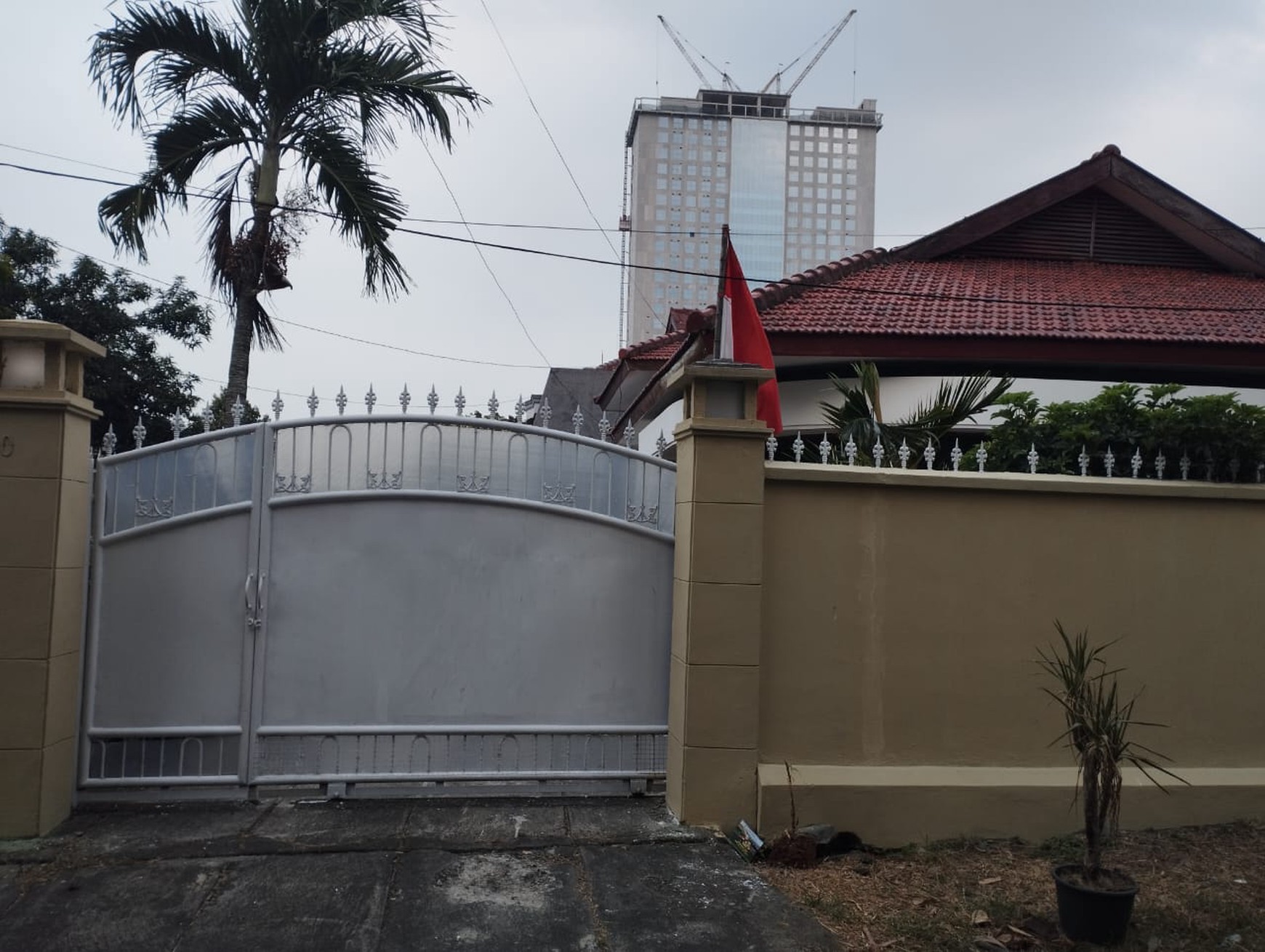 Rumah dengan halaman luas dan bangunan terawat di Bunga Mayang, Veteran