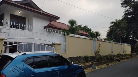 Rumah dengan halaman luas dan bangunan terawat di Bunga Mayang, Veteran