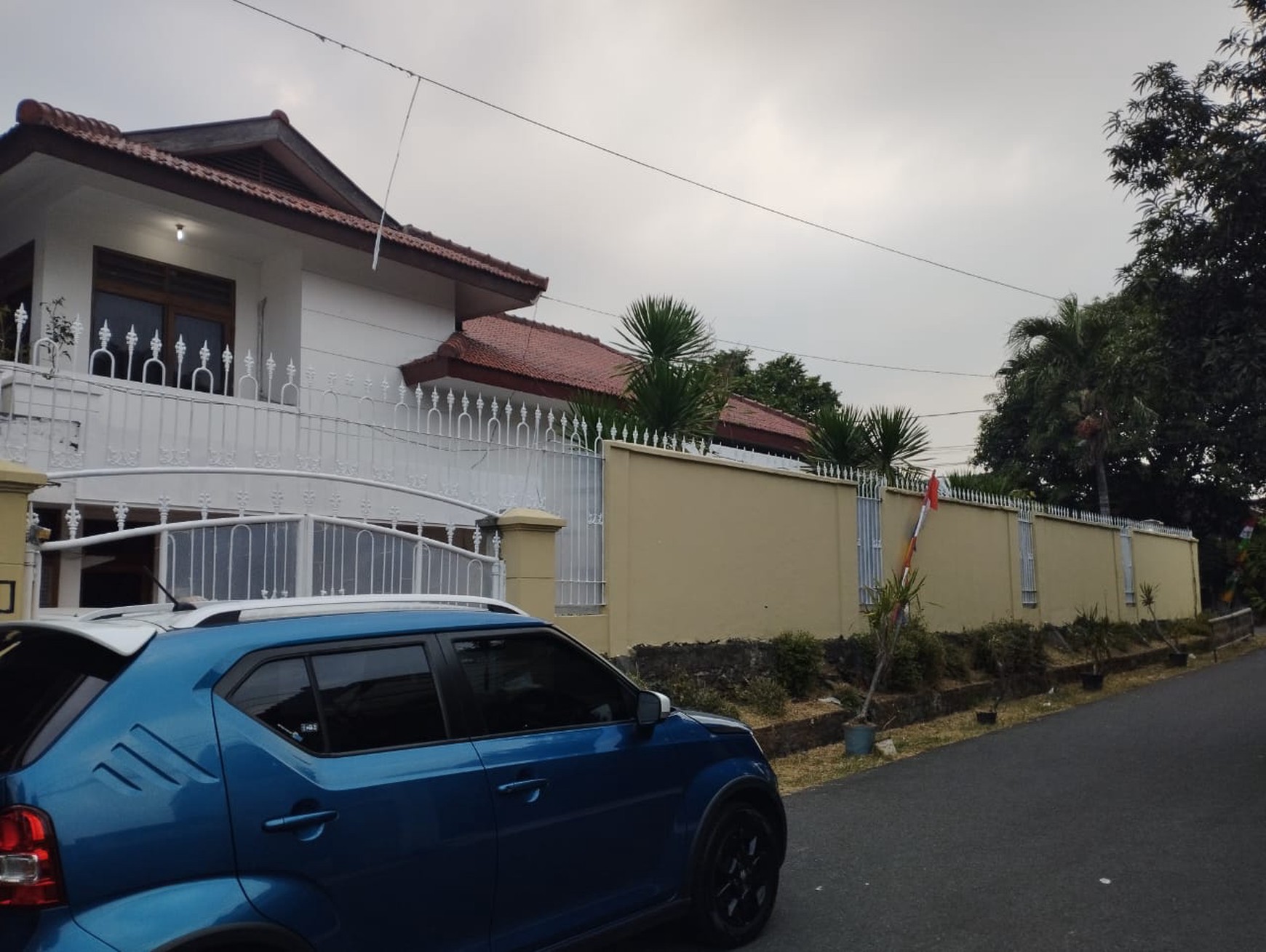 Rumah dengan halaman luas dan bangunan terawat di Bunga Mayang, Veteran